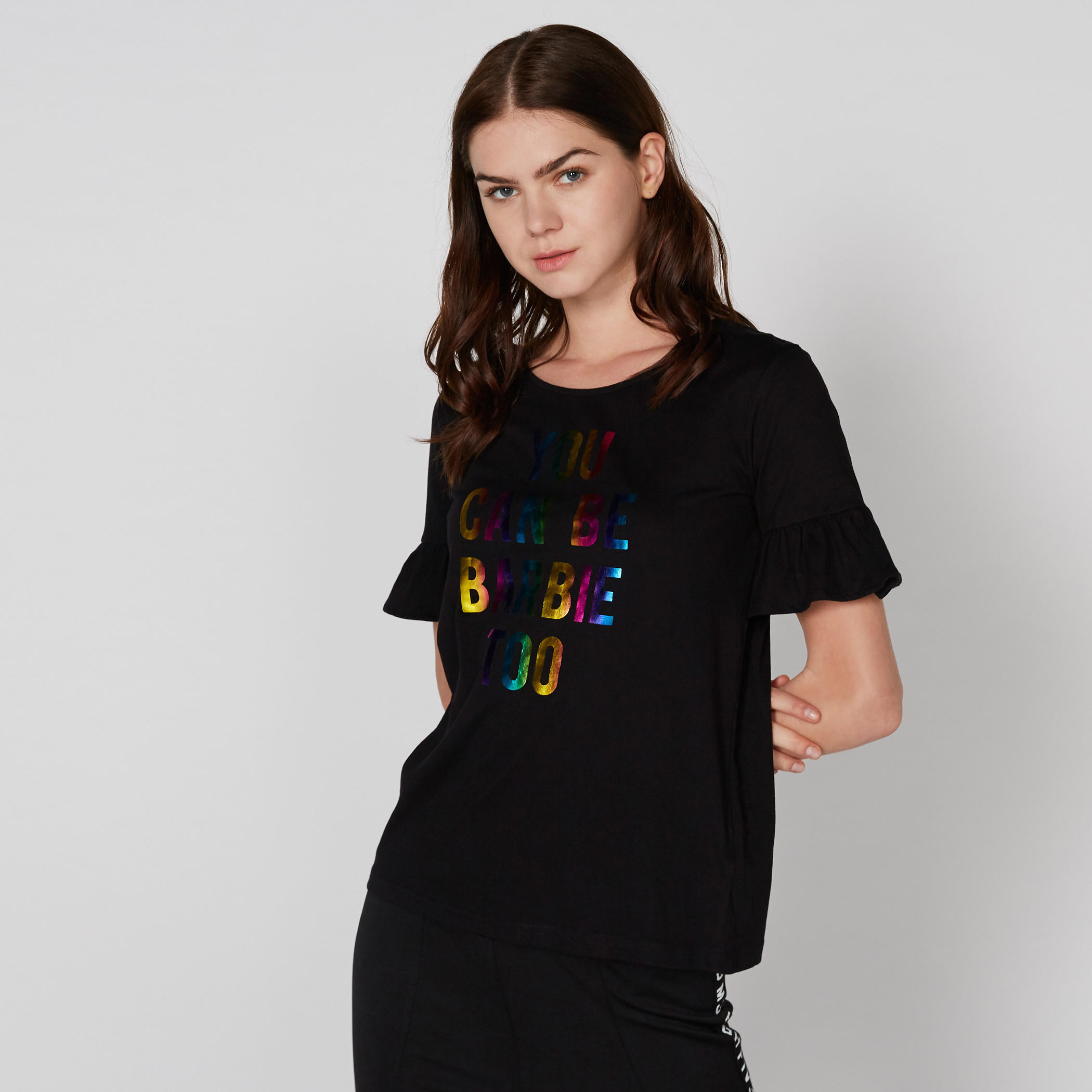 بلوزة بياقة مستديرة وتفاصيل كشكش مع طبعات باربي-women-clothing-shirtsandblouses-blouses-image-3