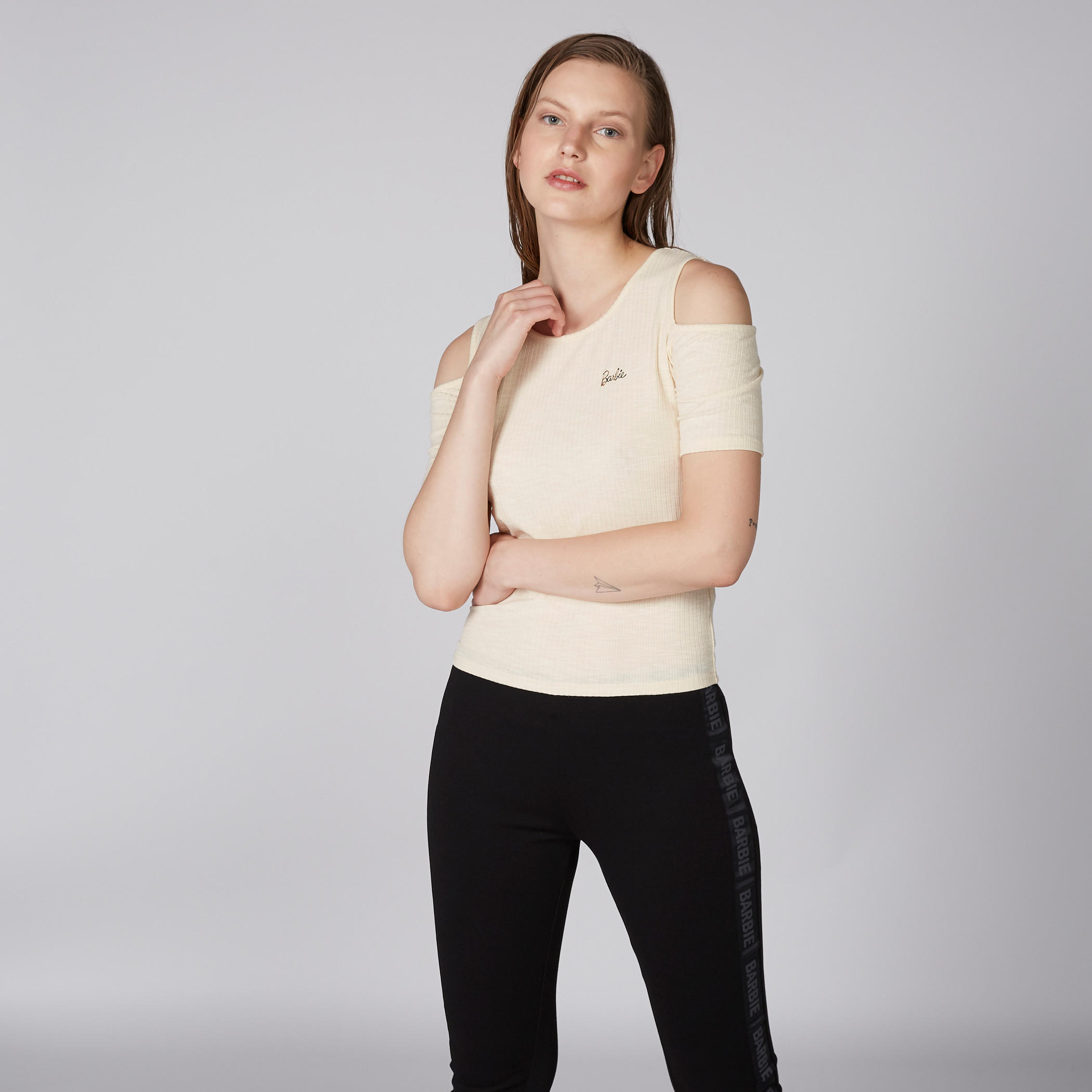 بلوزة بارزة الملمس بأكتاف مكشوفة وياقة مستديرة من باربي-women-clothing-tshirts-image-1
