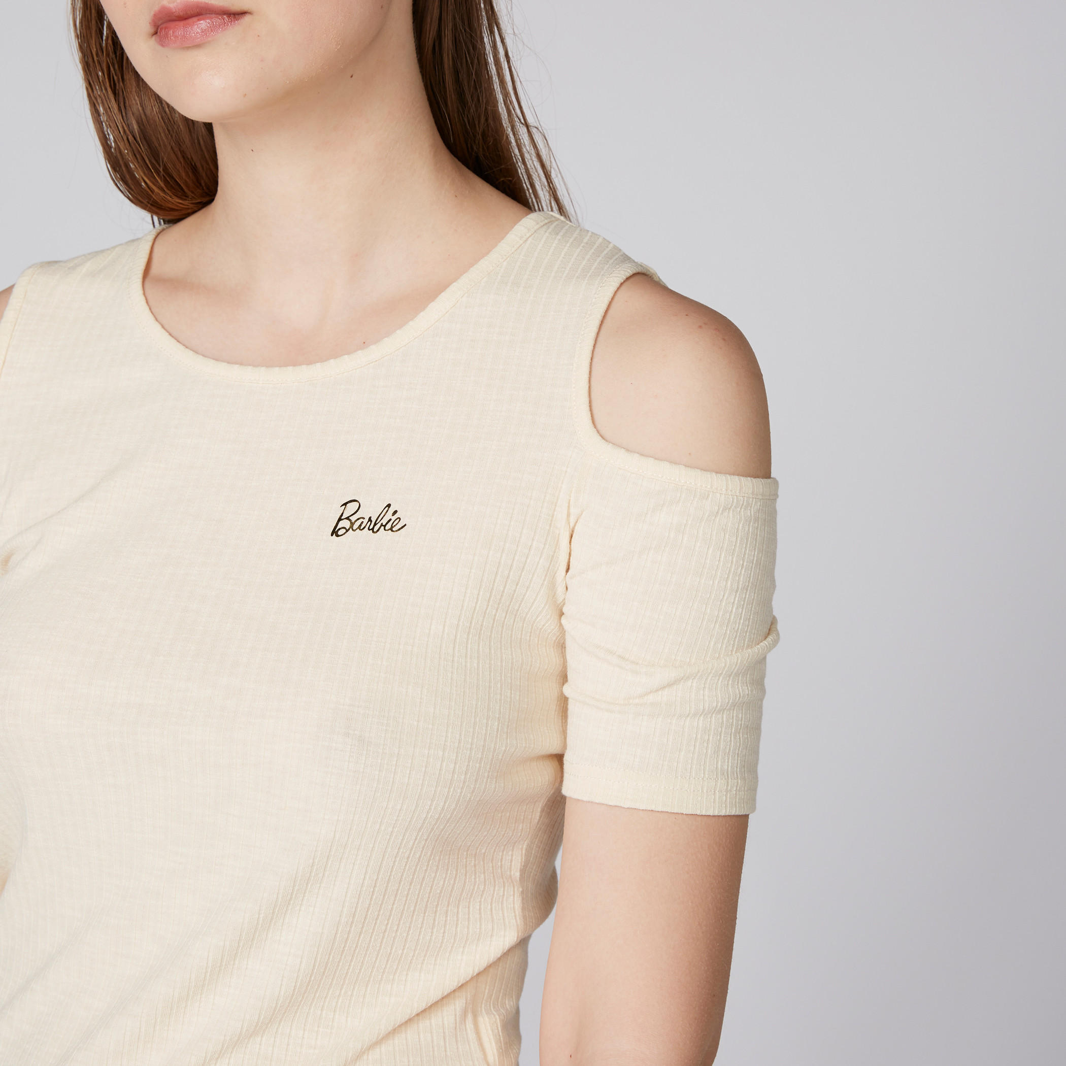بلوزة بارزة الملمس بأكتاف مكشوفة وياقة مستديرة من باربي-women-clothing-tshirts-image-2