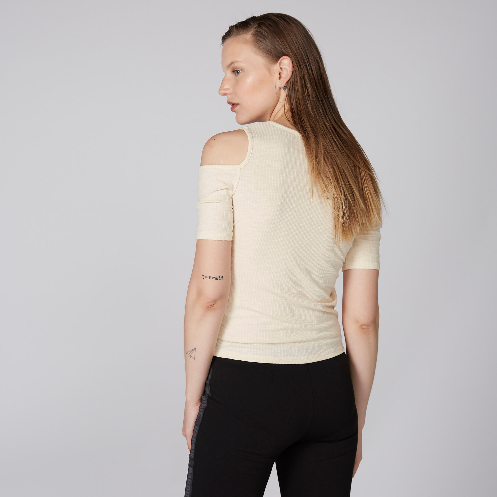 بلوزة بارزة الملمس بأكتاف مكشوفة وياقة مستديرة من باربي-women-clothing-tshirts-image-4