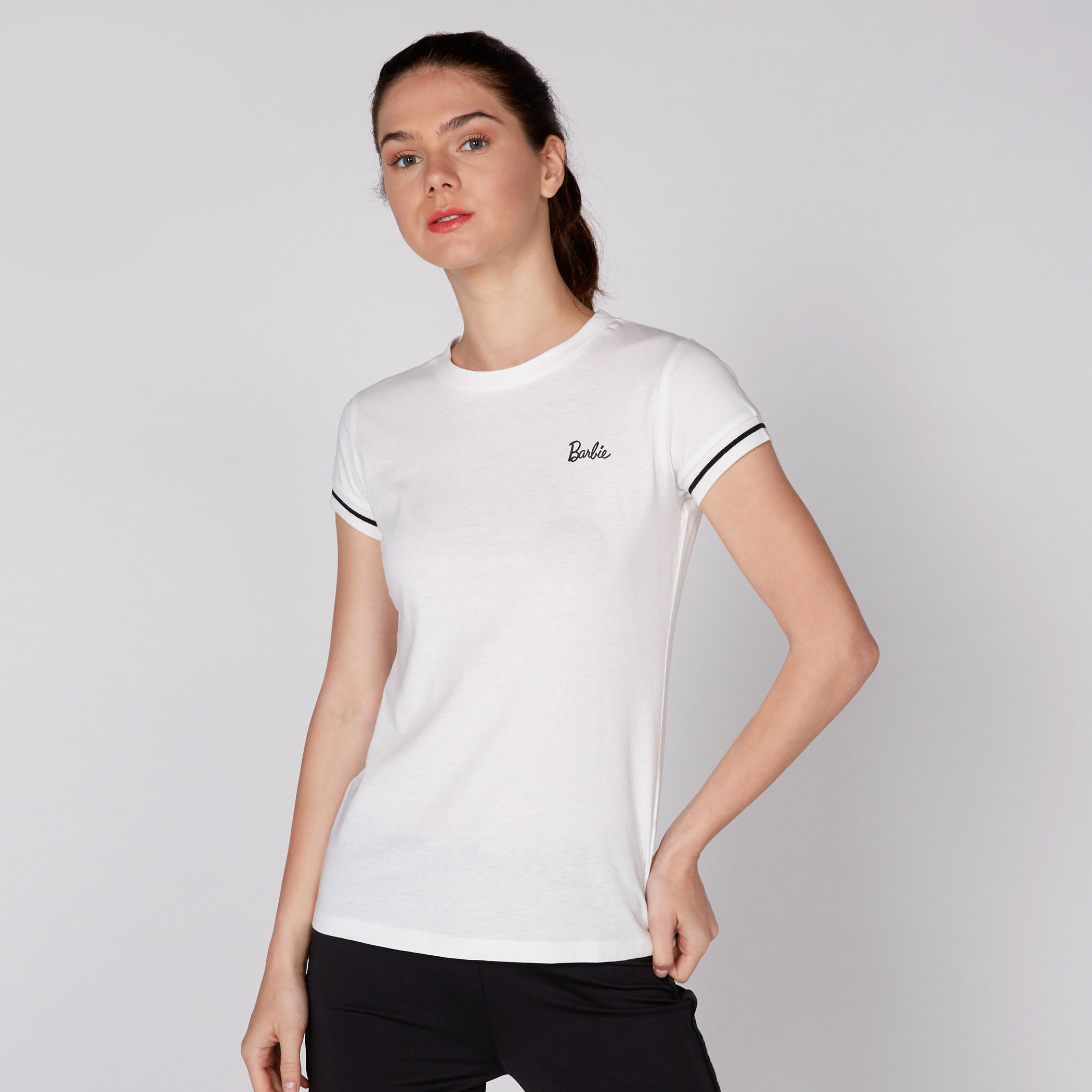 تيشيرت بياقة مستديرة وأكمام كاب مع طبعات باربي-women-clothing-tshirts-image-1