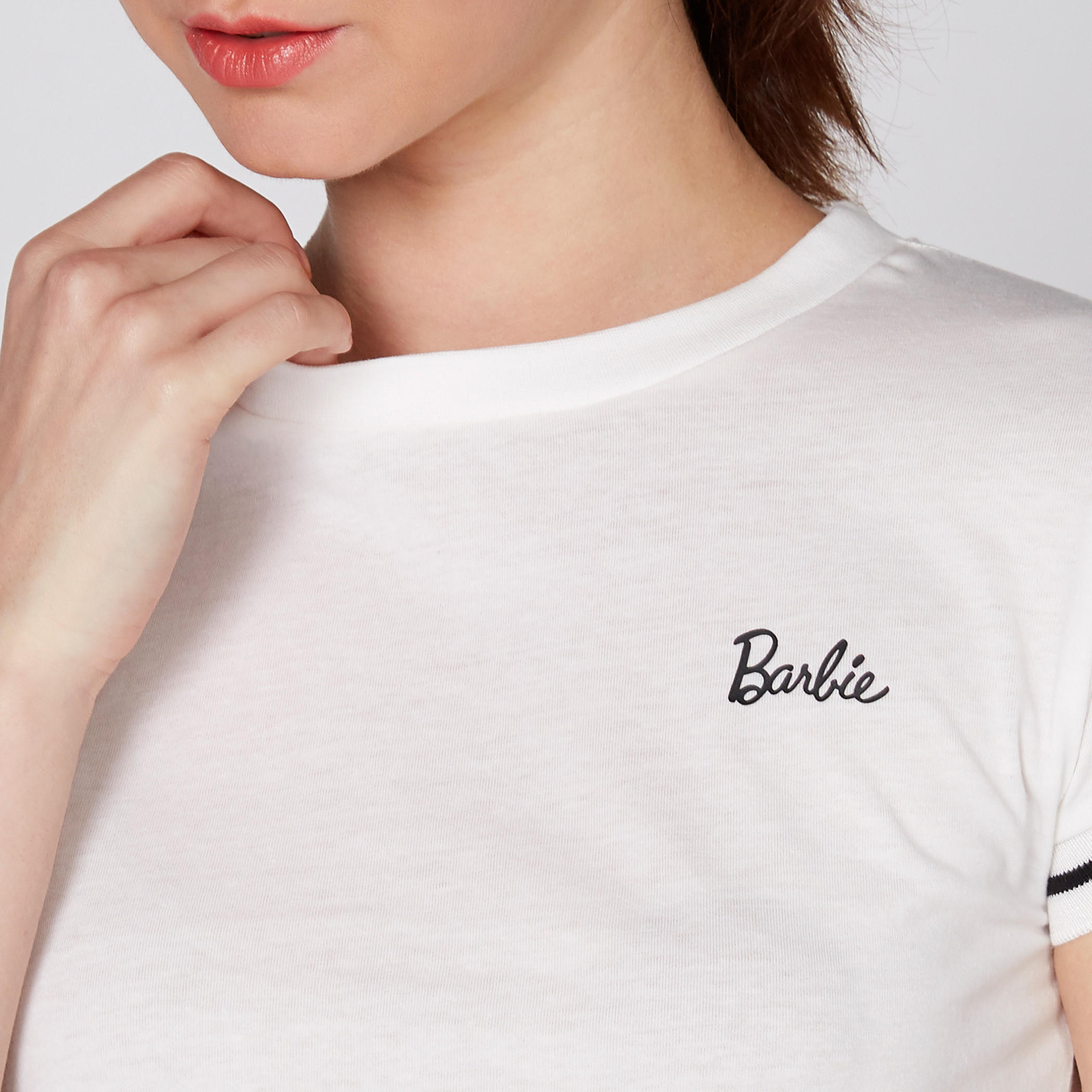 تيشيرت بياقة مستديرة وأكمام كاب مع طبعات باربي-women-clothing-tshirts-image-3