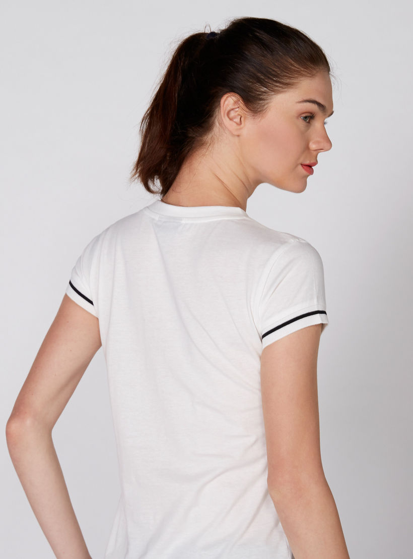 تيشيرت بياقة مستديرة وأكمام كاب مع طبعات باربي-women-clothing-tshirts-image-4