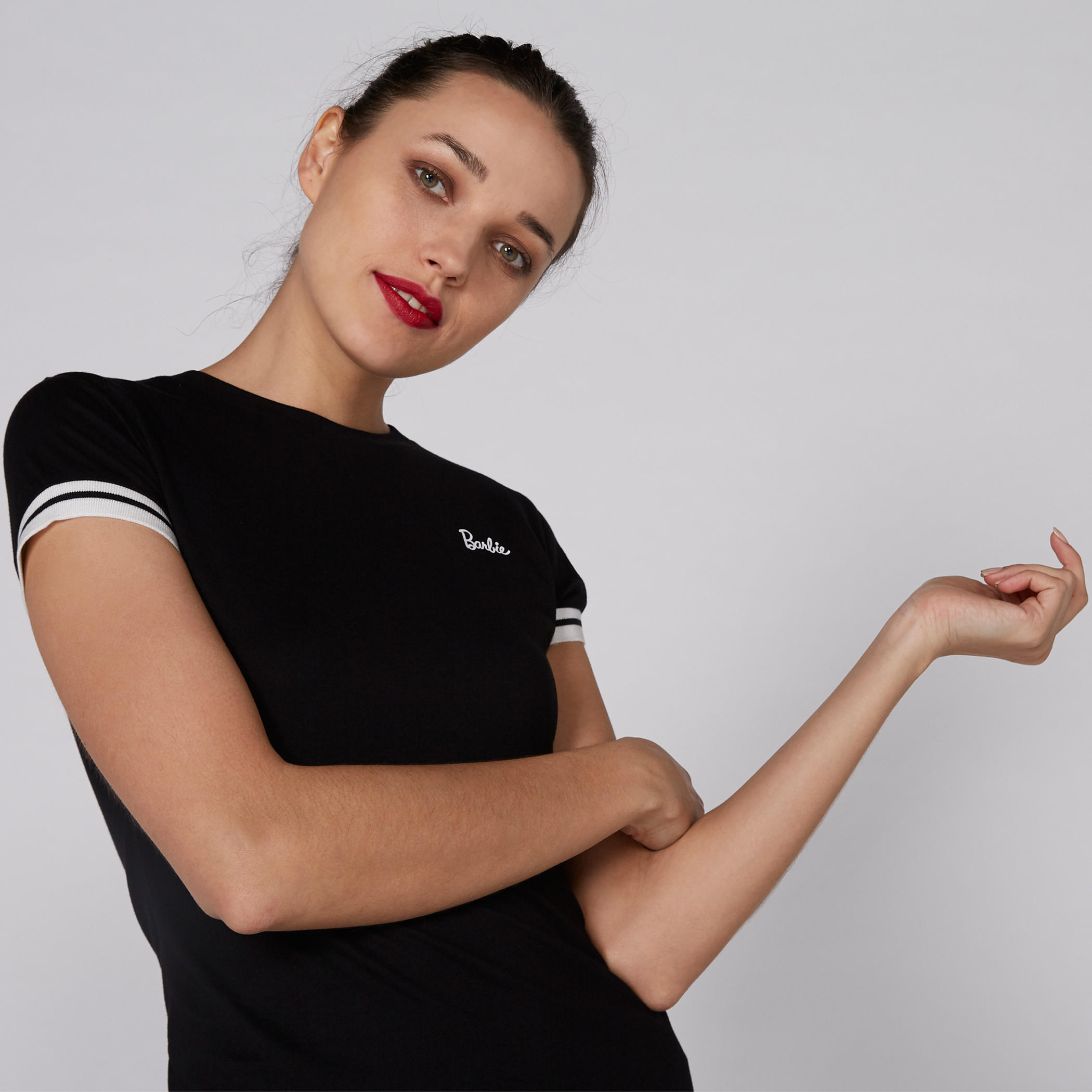 تيشيرت بياقة مستديرة وأكمام قصيرة مزيّن بطبعات باربي-women-clothing-tshirts-image-1