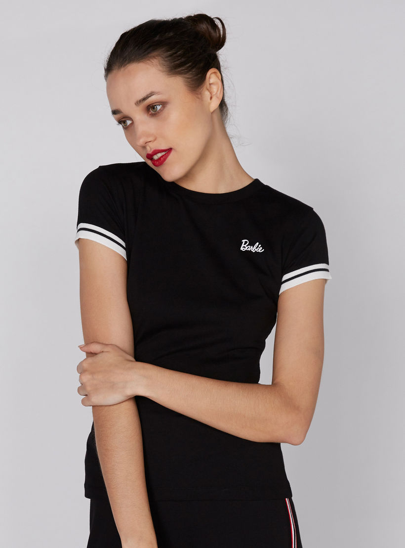 تيشيرت بياقة مستديرة وأكمام قصيرة مزيّن بطبعات باربي-women-clothing-tshirts-image-2