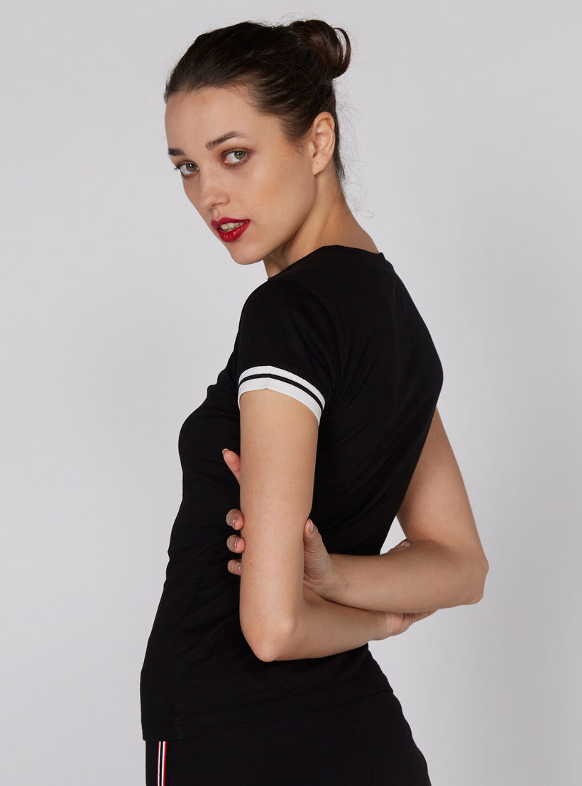 تيشيرت بياقة مستديرة وأكمام قصيرة مزيّن بطبعات باربي-women-clothing-tshirts-image-3