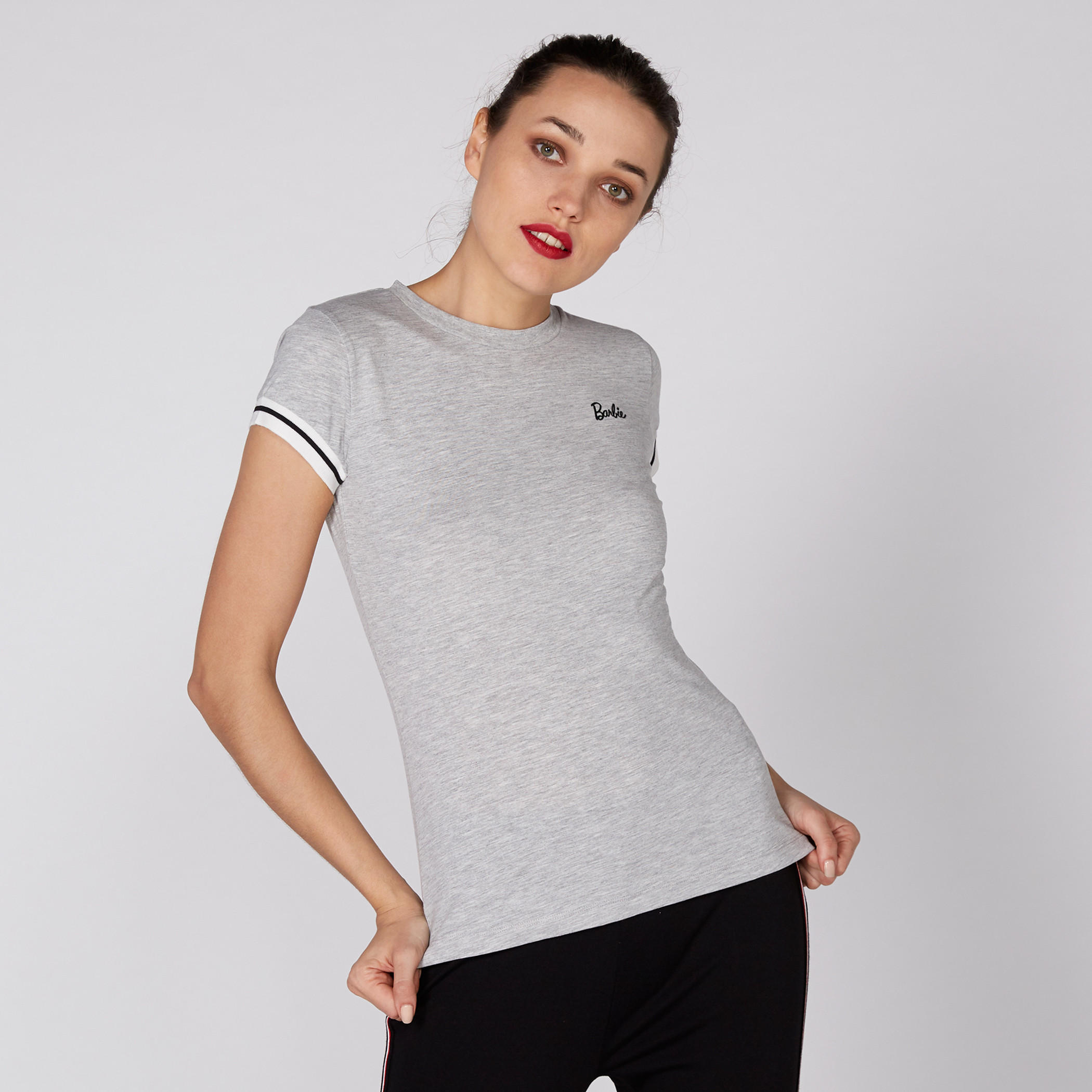 تيشيرت بياقة مستديرة وأكمام قصيرة مزيّن بطبعات باربي-women-clothing-tshirts-image-2