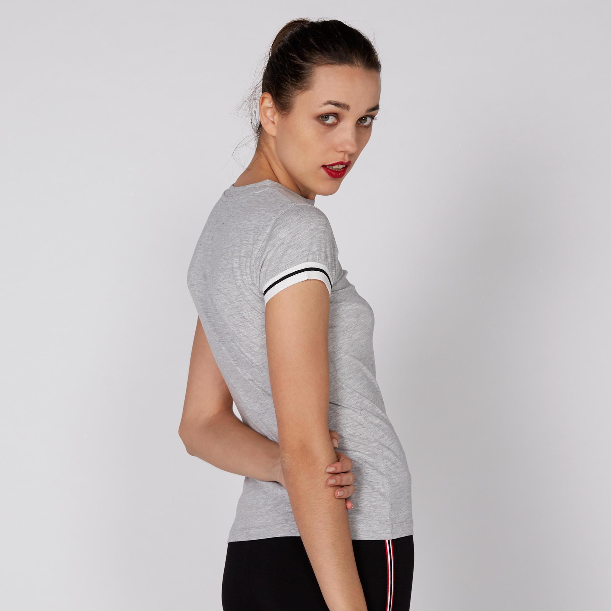 تيشيرت بياقة مستديرة وأكمام قصيرة مزيّن بطبعات باربي-women-clothing-tshirts-image-3