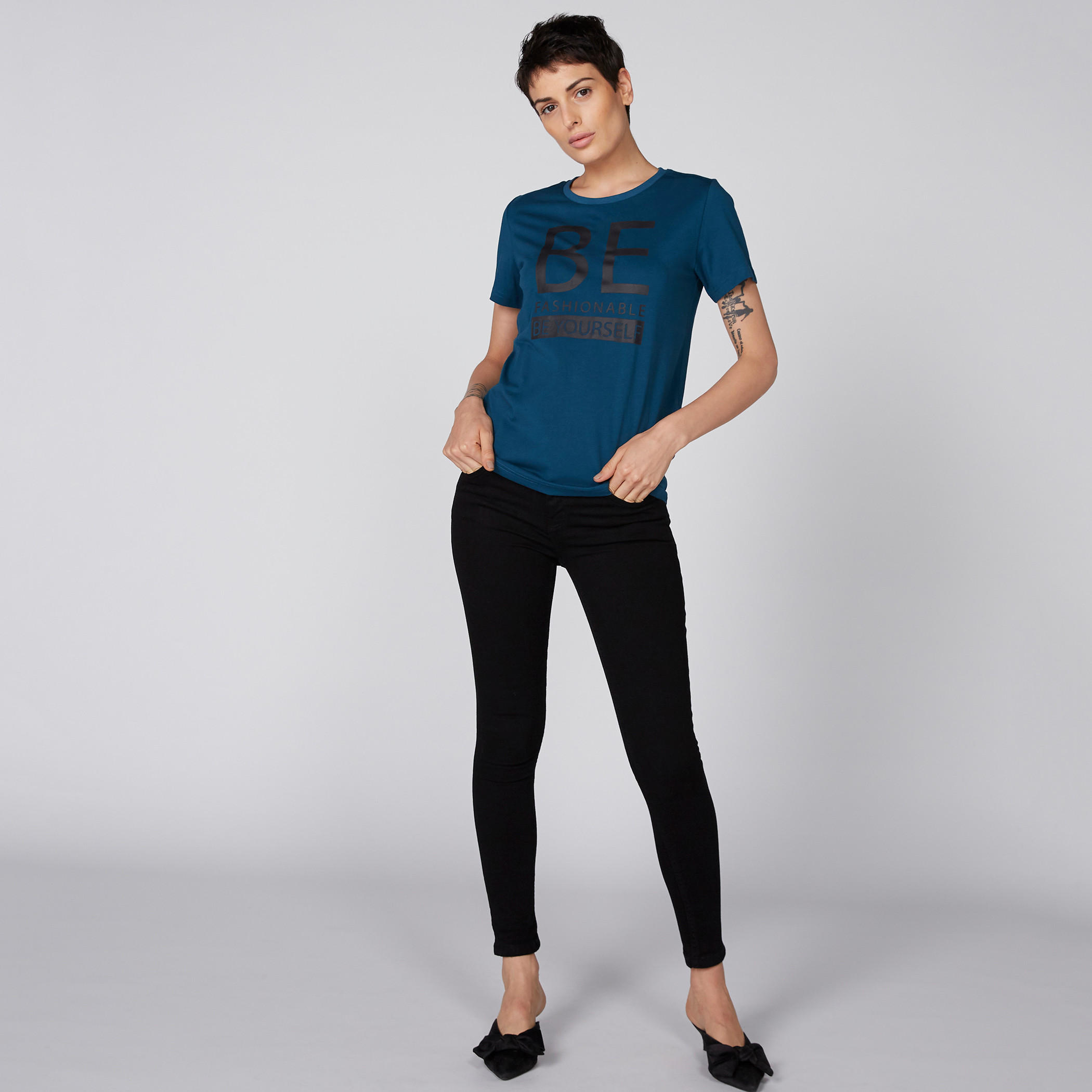تيشيرت بياقة مستديرة وأكمام قصيرة وطبعات باربي-women-clothing-tshirts-image-1