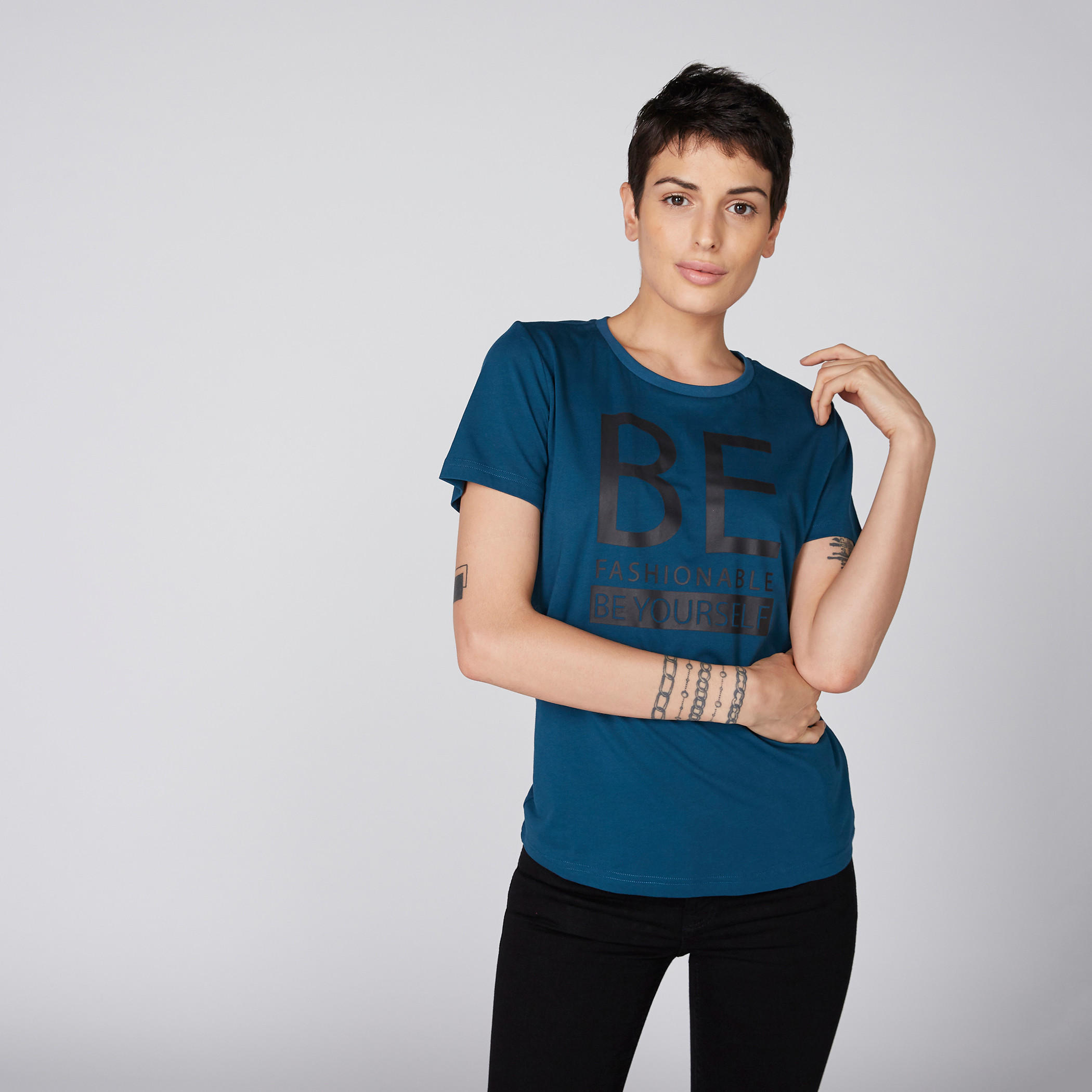 تيشيرت بياقة مستديرة وأكمام قصيرة وطبعات باربي-women-clothing-tshirts-image-2
