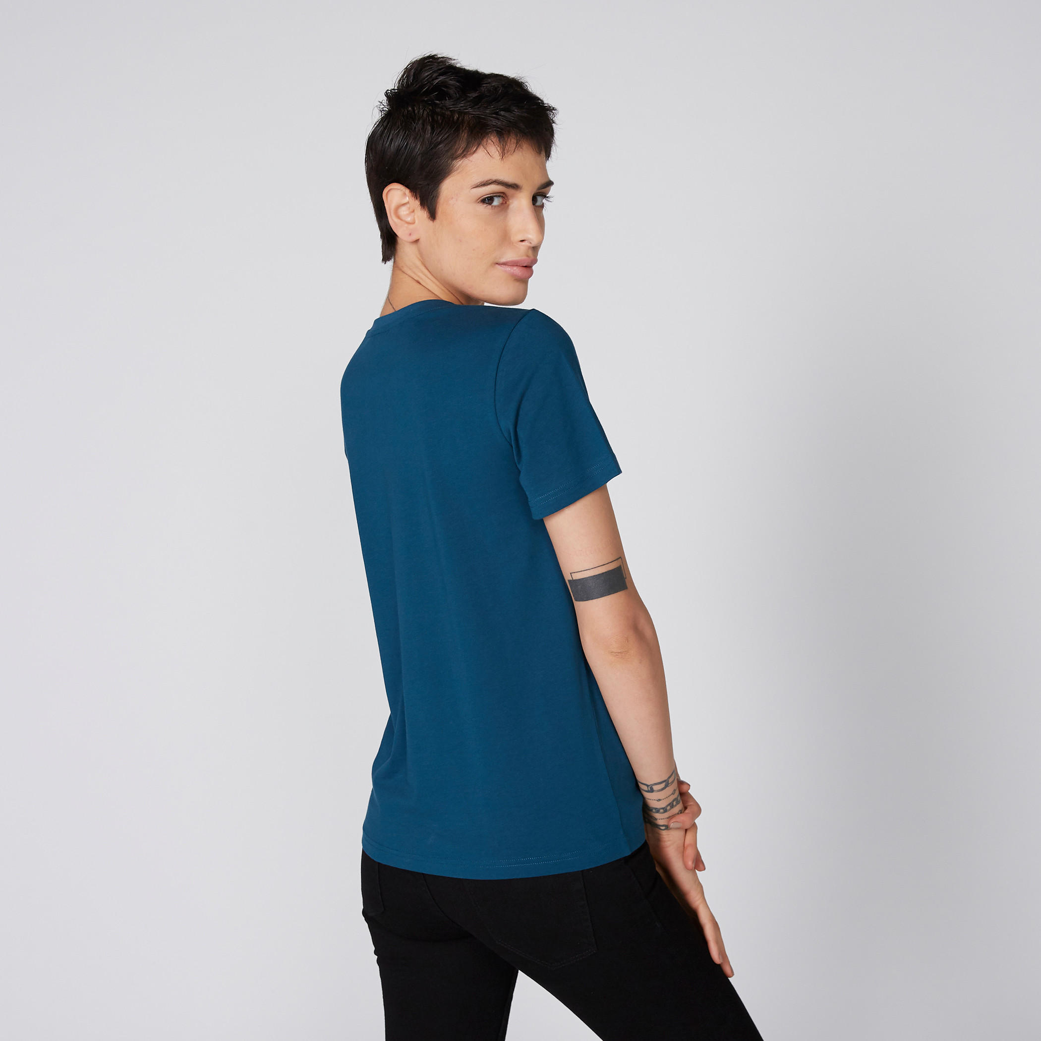 تيشيرت بياقة مستديرة وأكمام قصيرة وطبعات باربي-women-clothing-tshirts-image-3