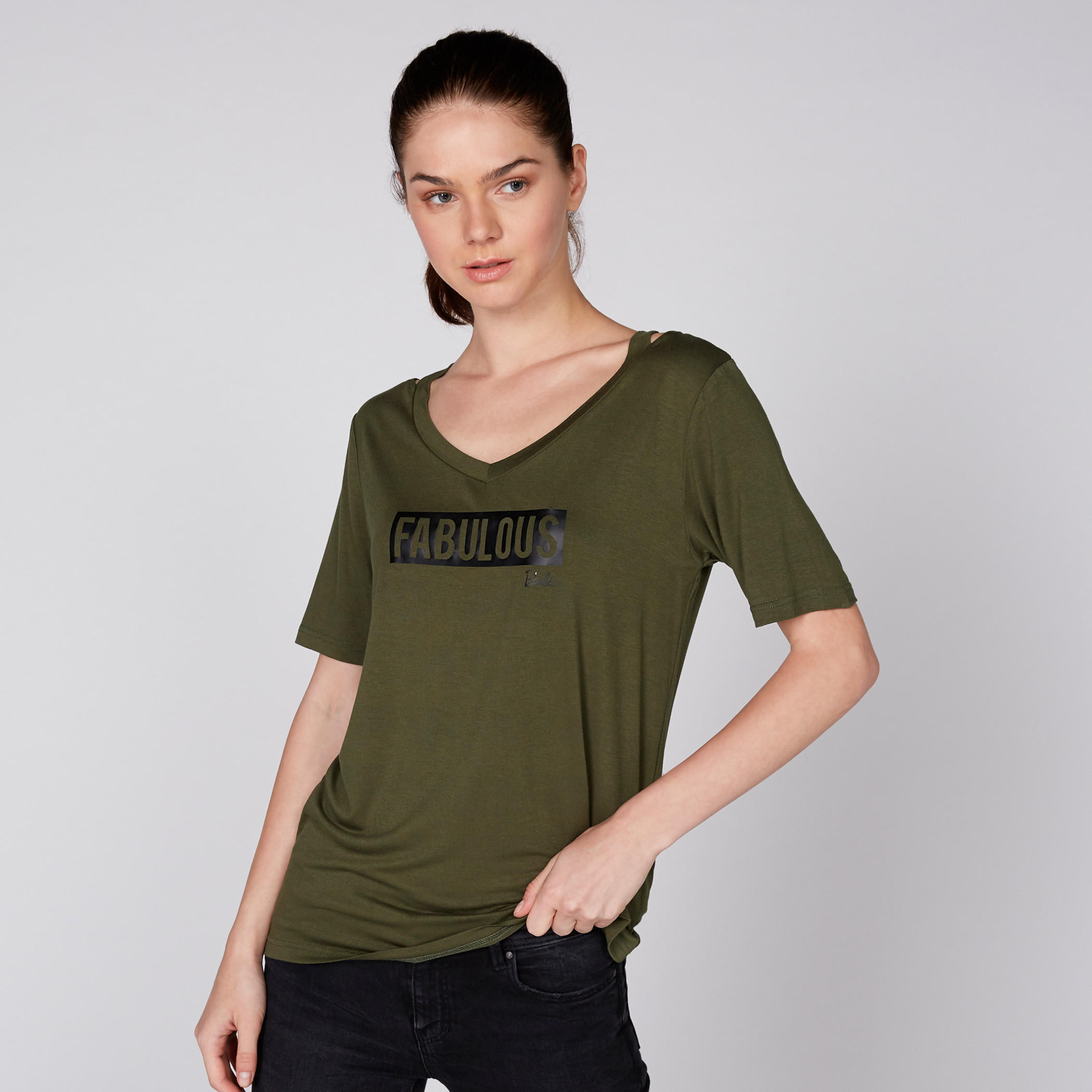 تيشيرت بياقة V وأكمام قصيرة مع طبعات باربي-women-clothing-tshirts-image-1
