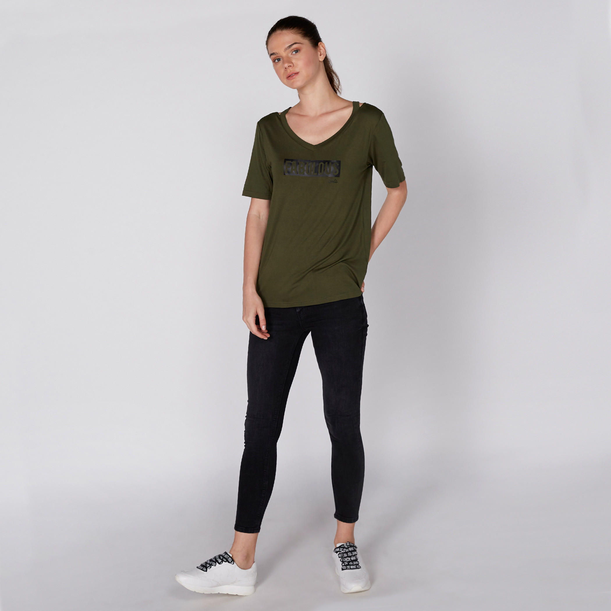 تيشيرت بياقة V وأكمام قصيرة مع طبعات باربي-women-clothing-tshirts-image-2