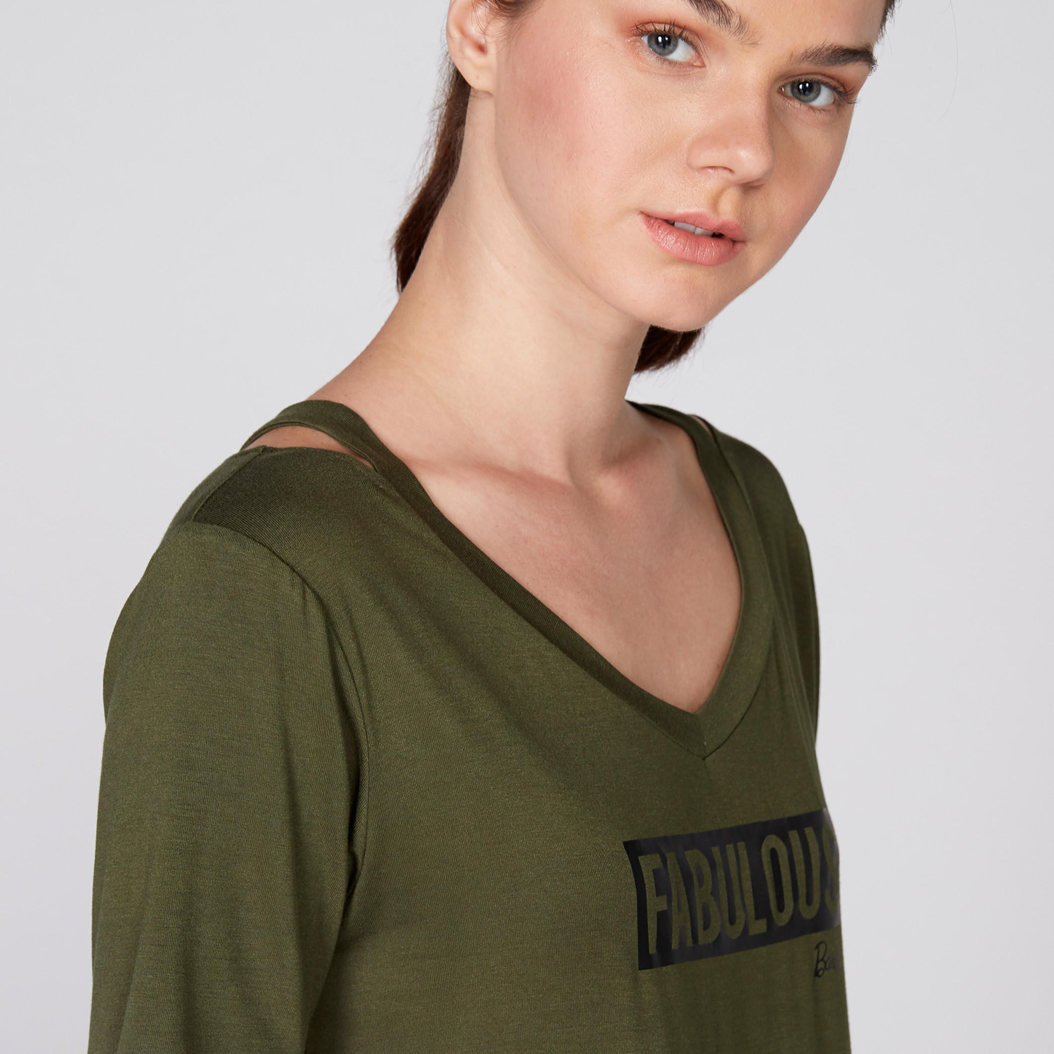 تيشيرت بياقة V وأكمام قصيرة مع طبعات باربي-women-clothing-tshirts-image-3