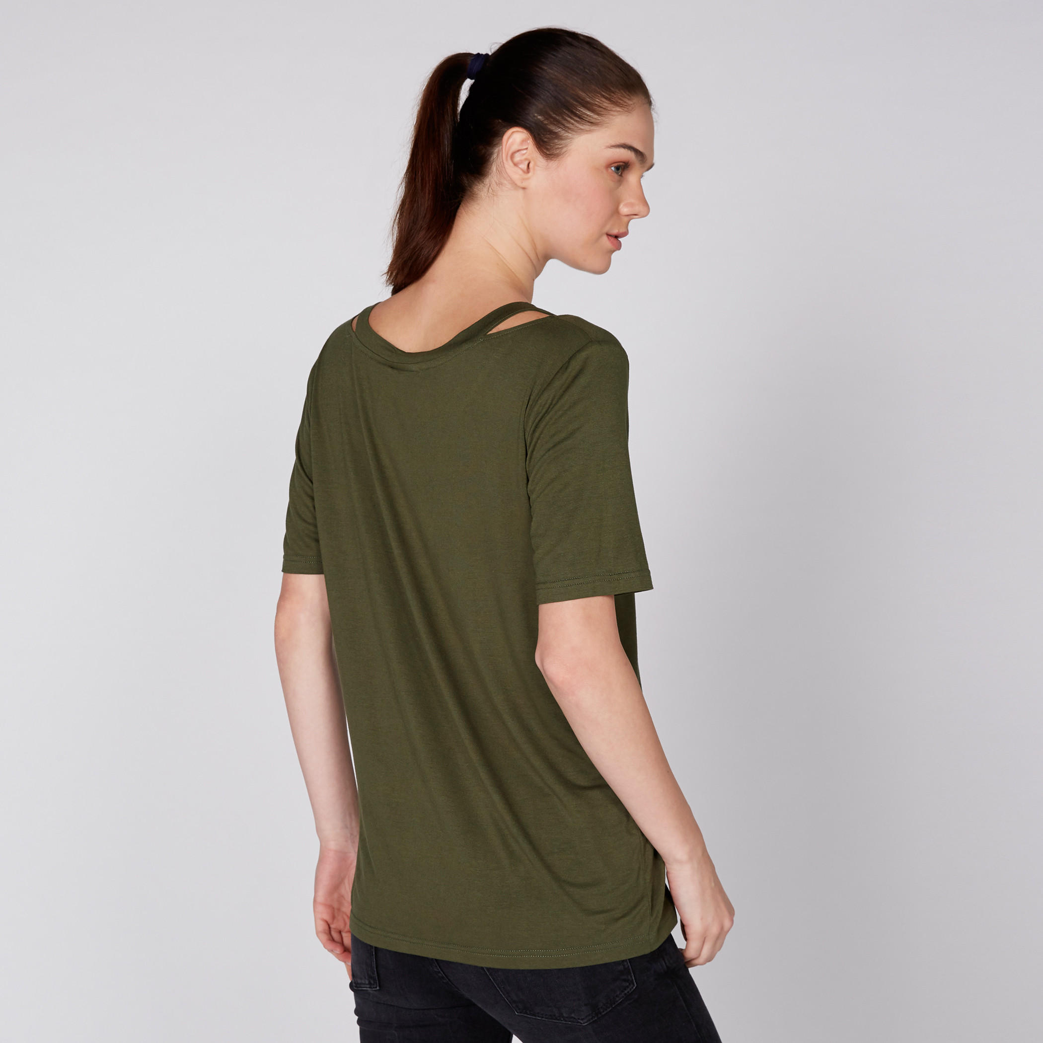 تيشيرت بياقة V وأكمام قصيرة مع طبعات باربي-women-clothing-tshirts-image-4