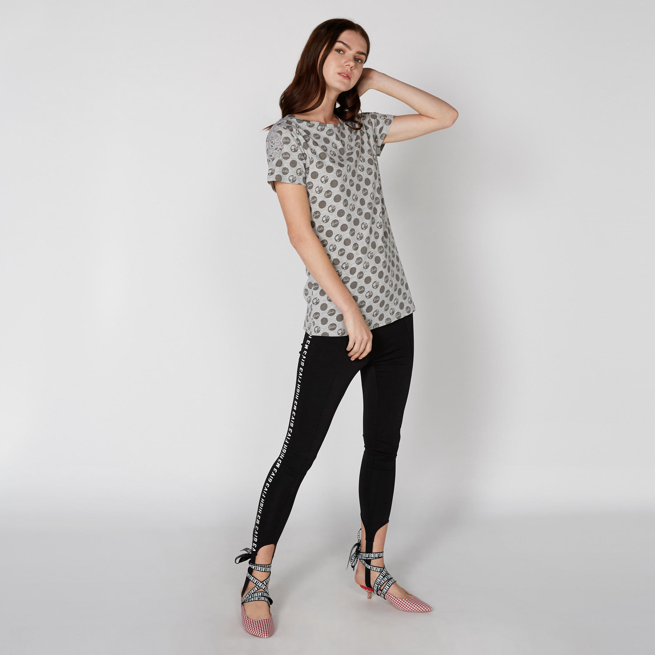 تيشيرت بياقة مستديرة وأكمام قصيرة مع طبعات باربي-women-clothing-tshirts-image-1