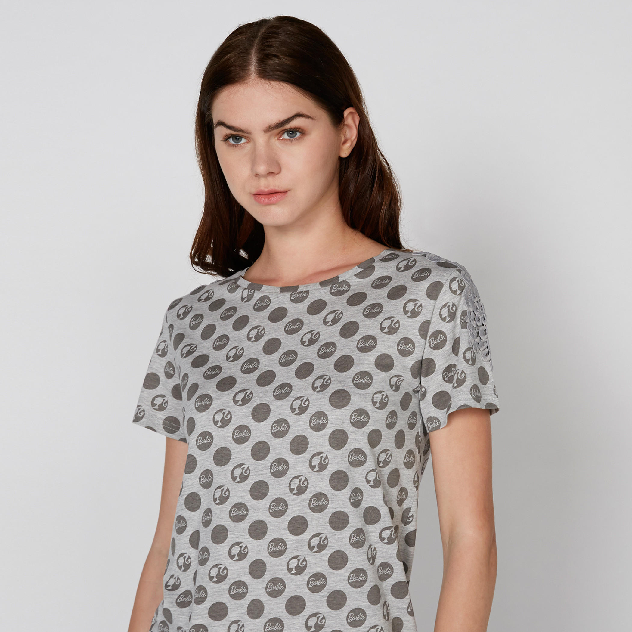 تيشيرت بياقة مستديرة وأكمام قصيرة مع طبعات باربي-women-clothing-tshirts-image-2