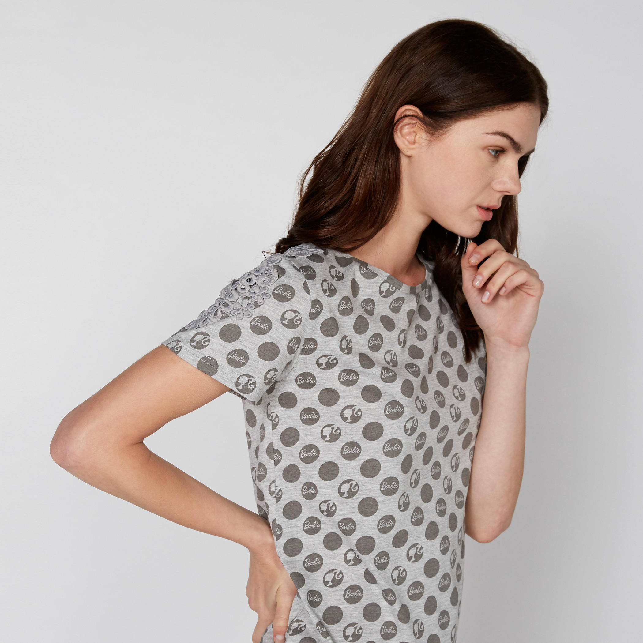 تيشيرت بياقة مستديرة وأكمام قصيرة مع طبعات باربي-women-clothing-tshirts-image-3