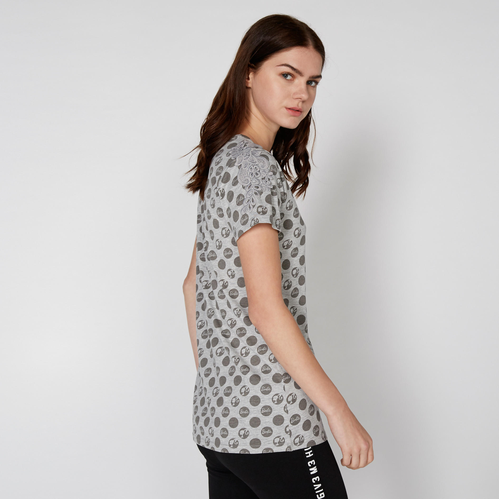 تيشيرت بياقة مستديرة وأكمام قصيرة مع طبعات باربي-women-clothing-tshirts-image-4