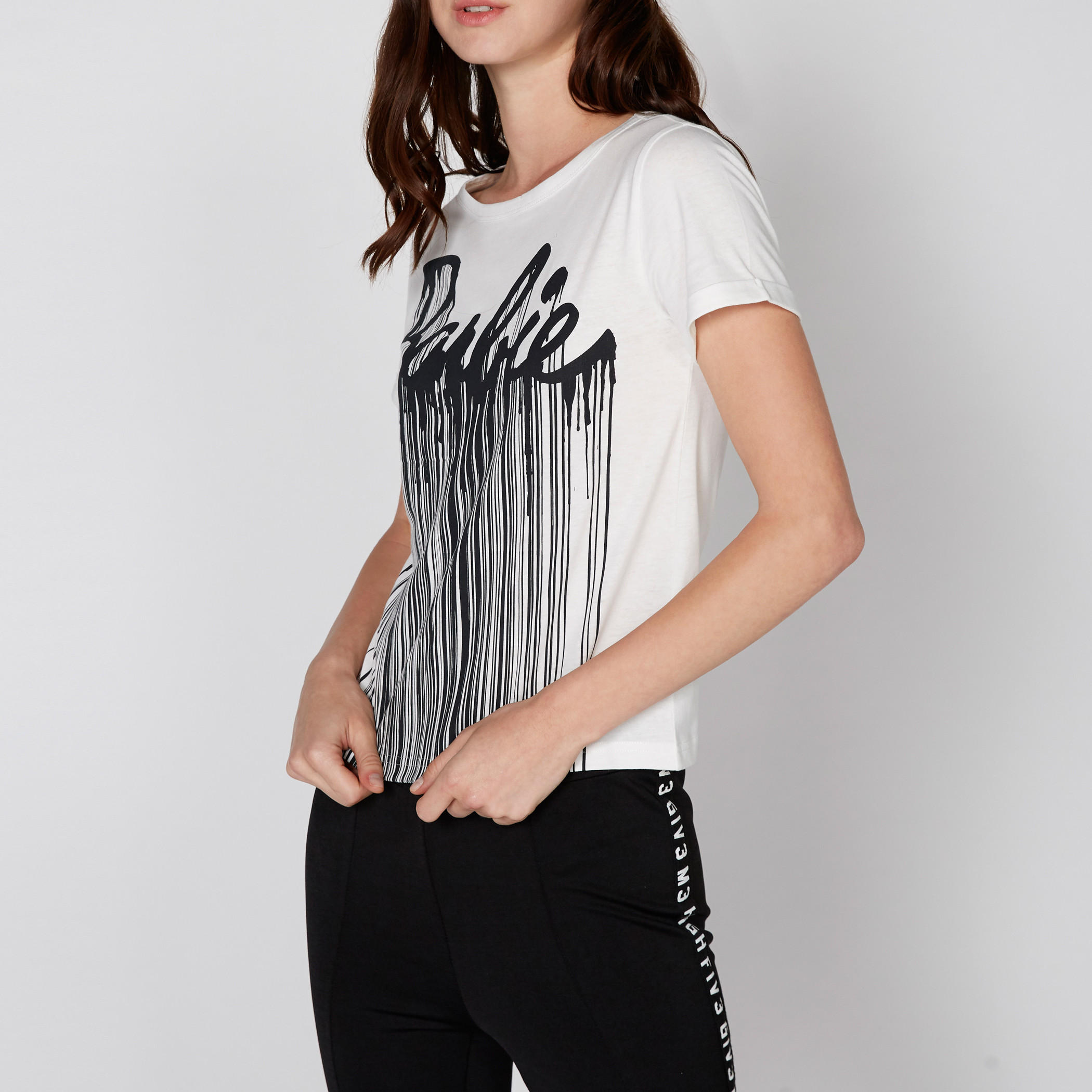 تيشيرت بياقة مستديرة وأكمام قصيرة مع طبعات باربي-women-clothing-tshirts-image-2