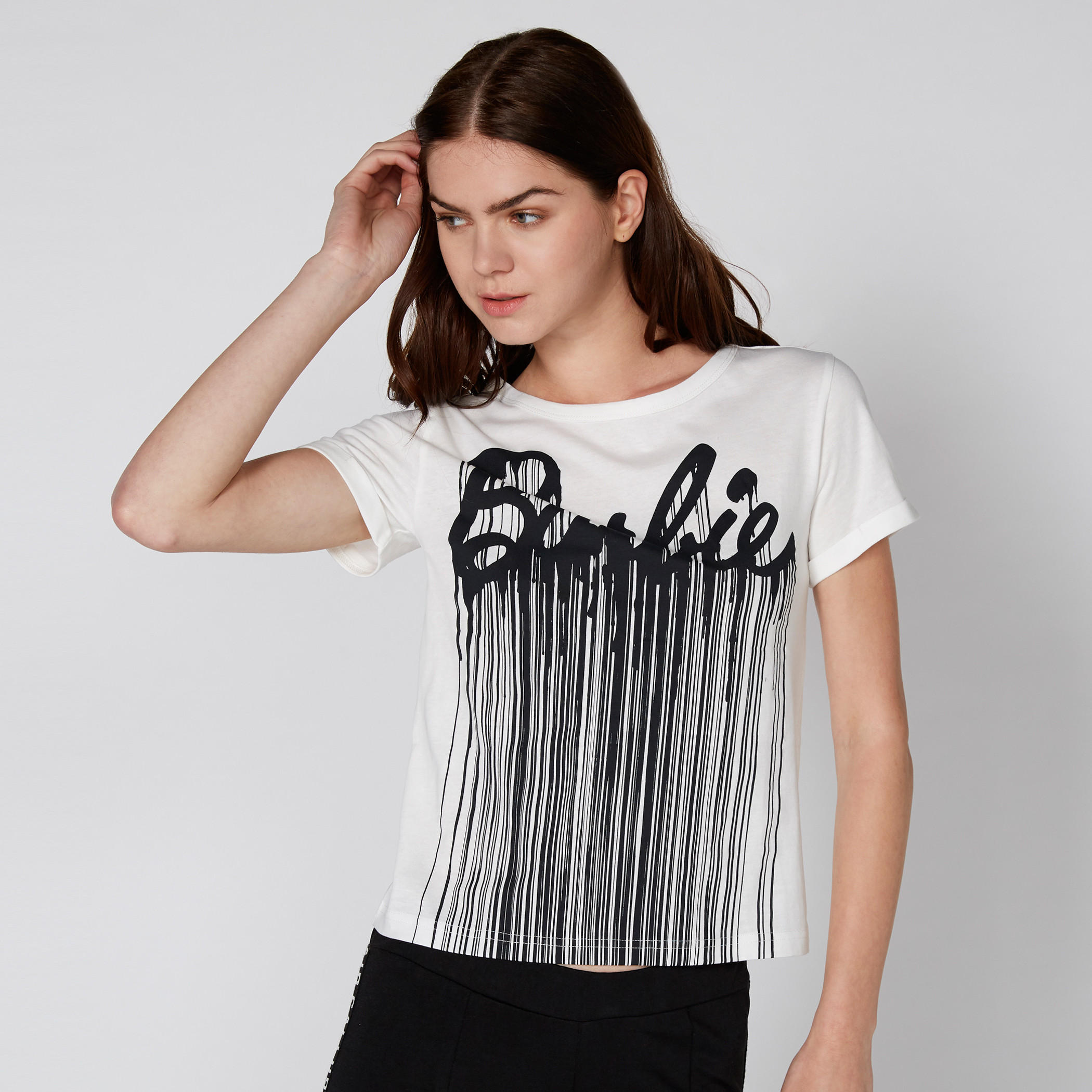 تيشيرت بياقة مستديرة وأكمام قصيرة مع طبعات باربي-women-clothing-tshirts-image-3