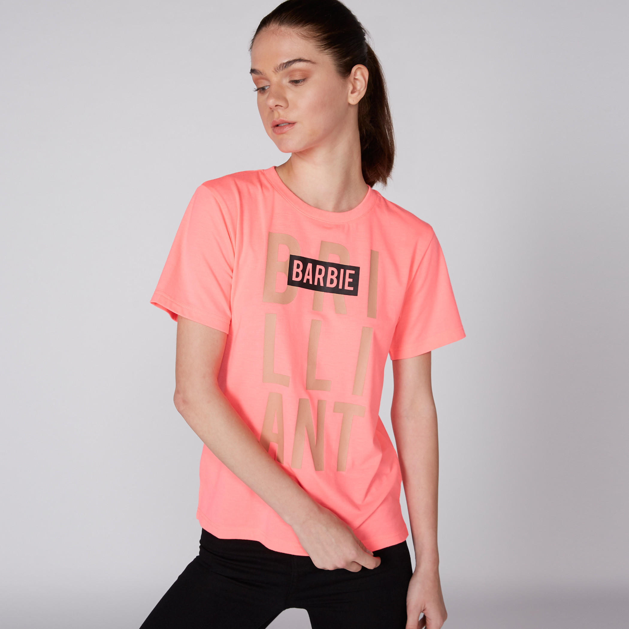 تيشيرت بياقة مستديرة وأكمام قصيرة مع طبعات باربي-women-clothing-tshirts-image-1