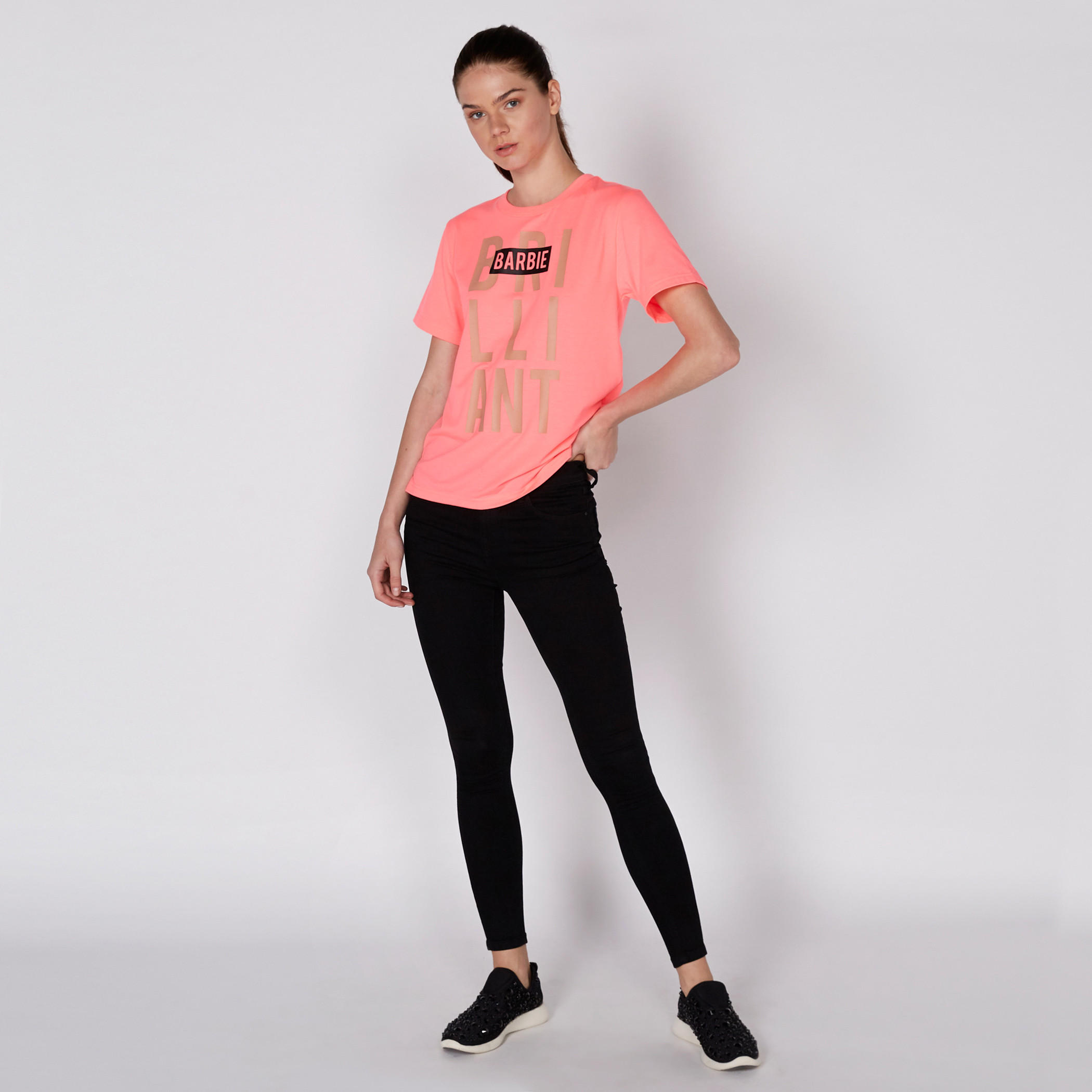 تيشيرت بياقة مستديرة وأكمام قصيرة مع طبعات باربي-women-clothing-tshirts-image-2