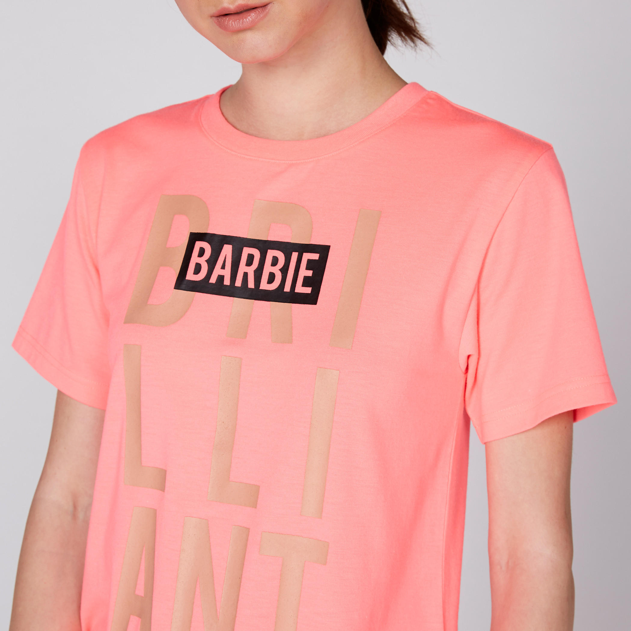 تيشيرت بياقة مستديرة وأكمام قصيرة مع طبعات باربي-women-clothing-tshirts-image-3
