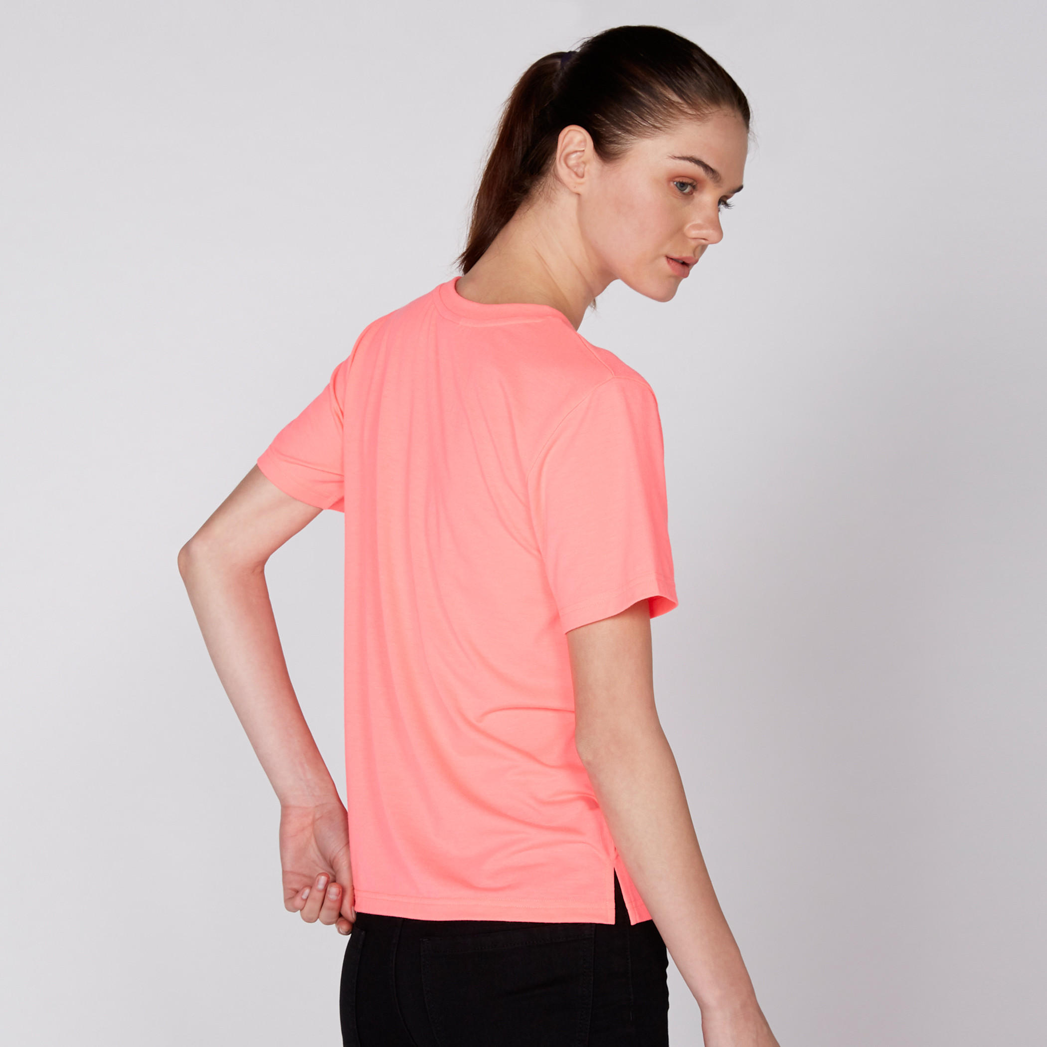 تيشيرت بياقة مستديرة وأكمام قصيرة مع طبعات باربي-women-clothing-tshirts-image-4