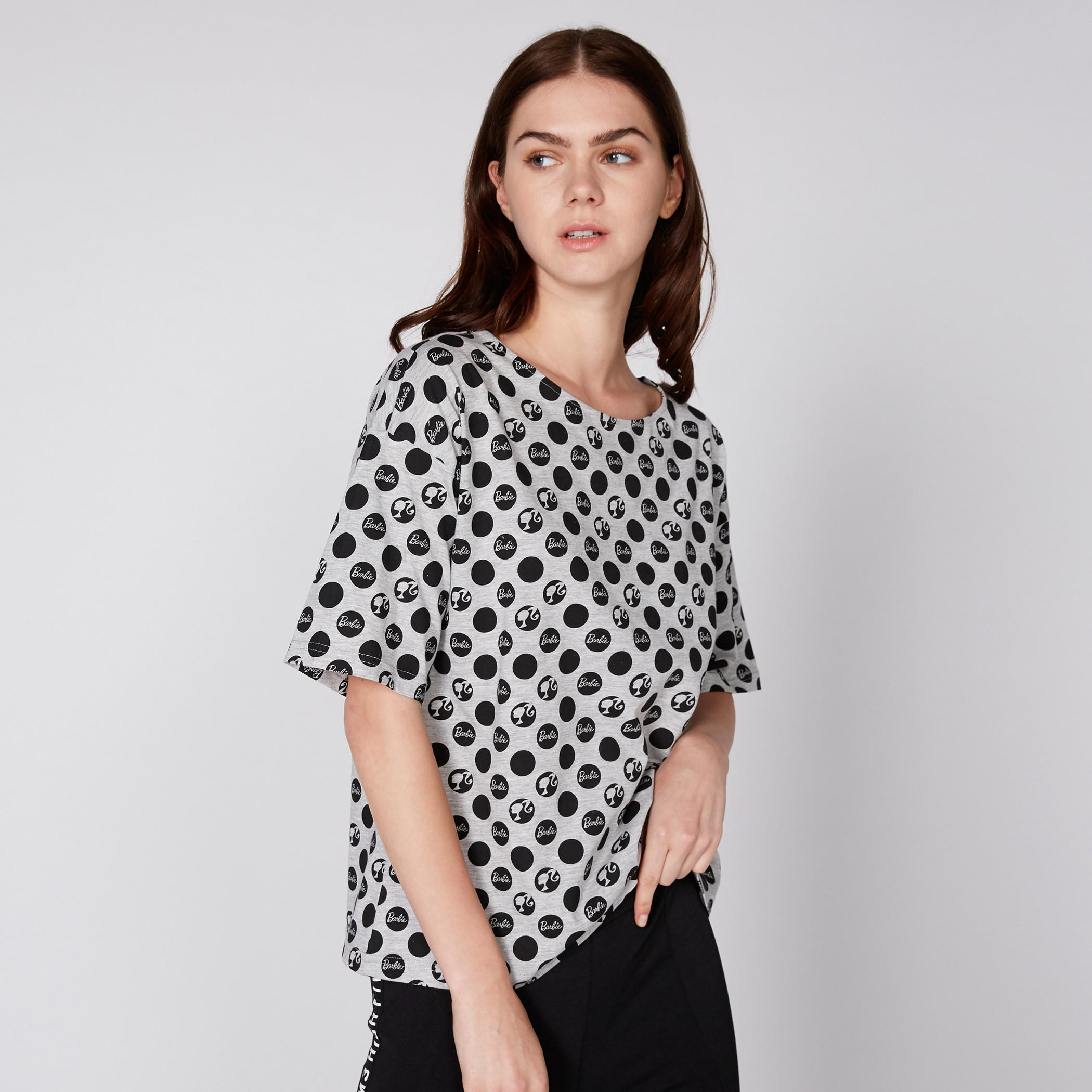 بلوزة بياقة مستديرة وأكمام قصيرة وطبعات باربي-women-clothing-shirtsandblouses-blouses-image-2