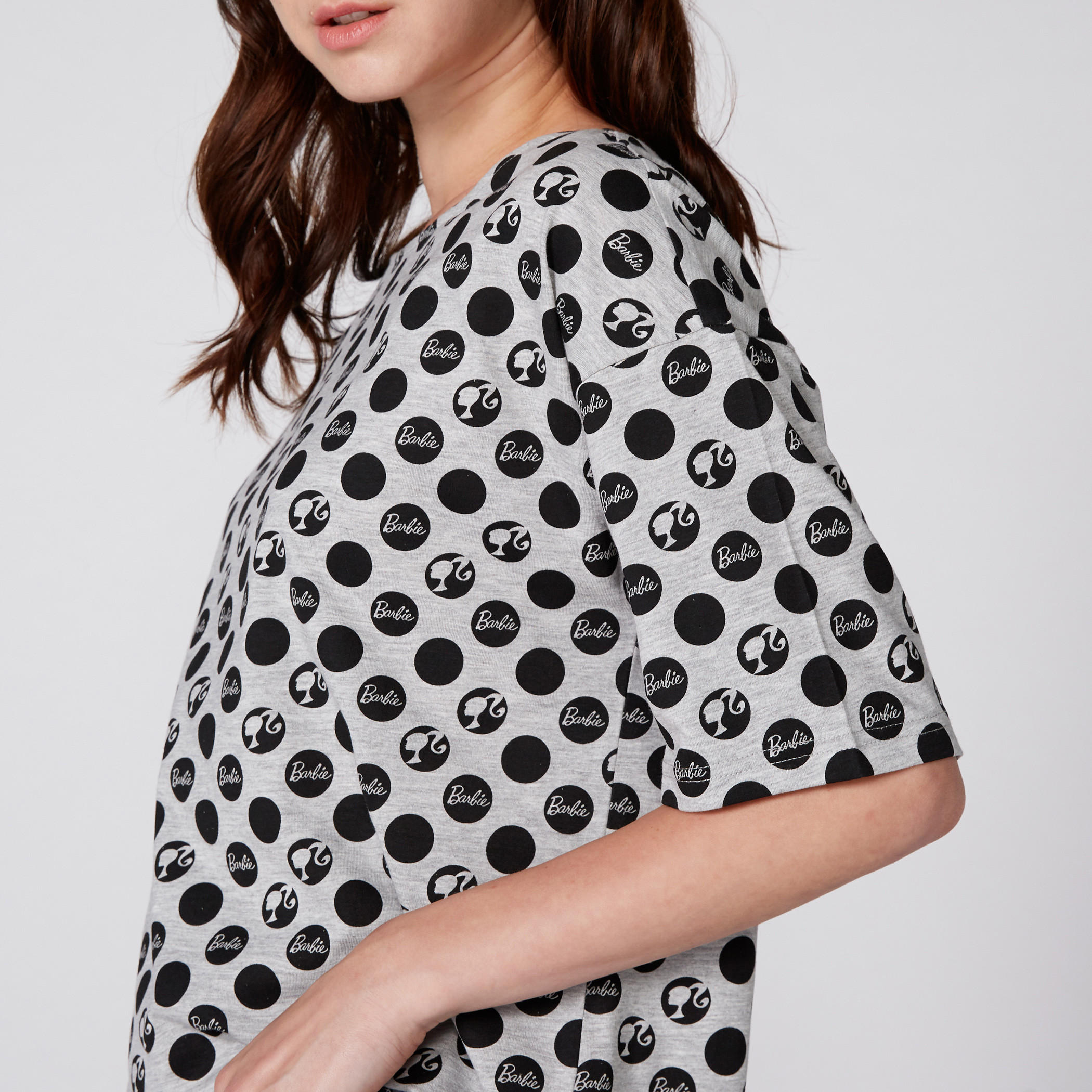 بلوزة بياقة مستديرة وأكمام قصيرة وطبعات باربي-women-clothing-shirtsandblouses-blouses-image-3