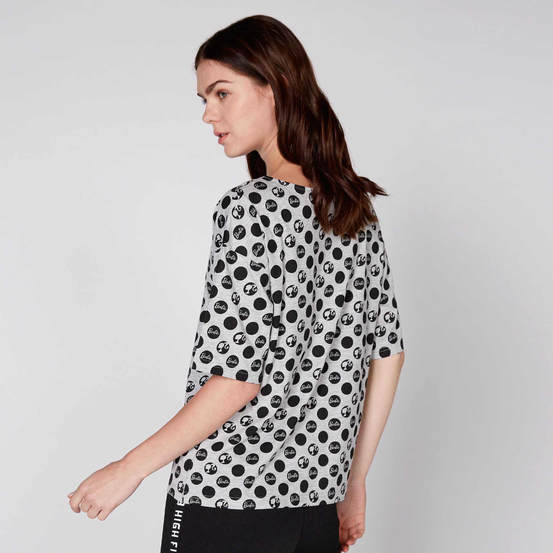 بلوزة بياقة مستديرة وأكمام قصيرة وطبعات باربي-women-clothing-shirtsandblouses-blouses-image-4