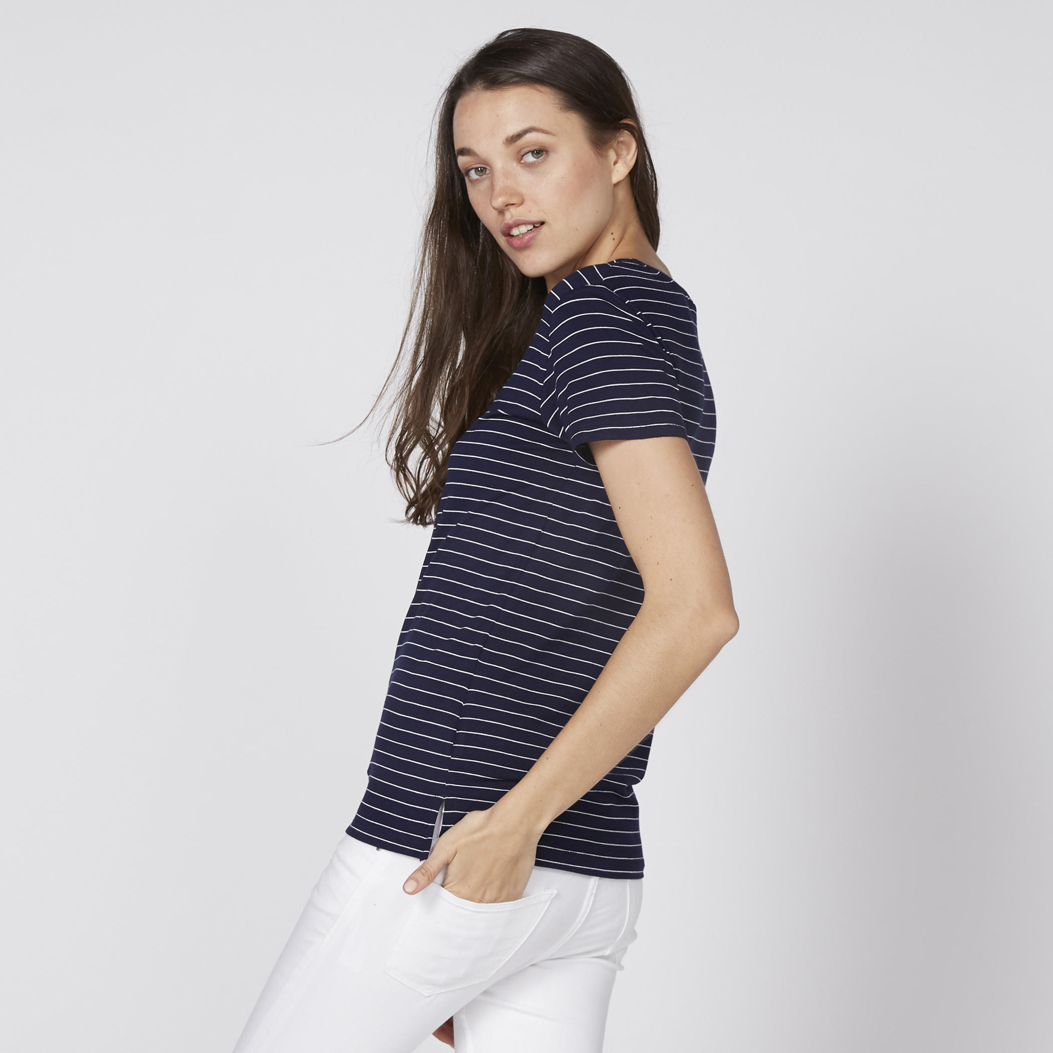 تيشيرت مقلّم بياقة مستديرة وأكمام قصيرة باربي-women-clothing-tshirts-image-2