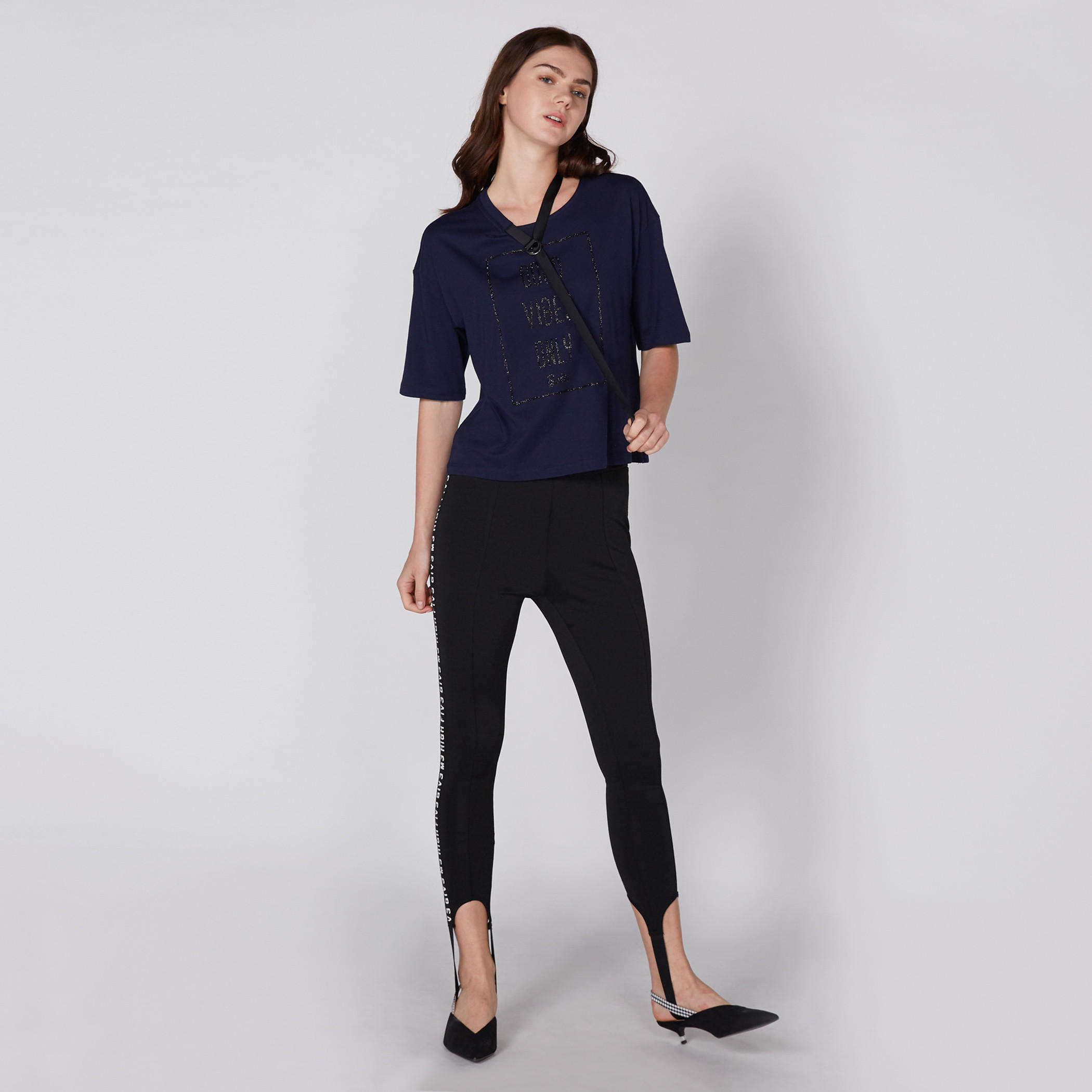 تيشيرت بياقة مستديرة وأكمام قصيرة وزخارف باربي-women-clothing-tshirts-image-1