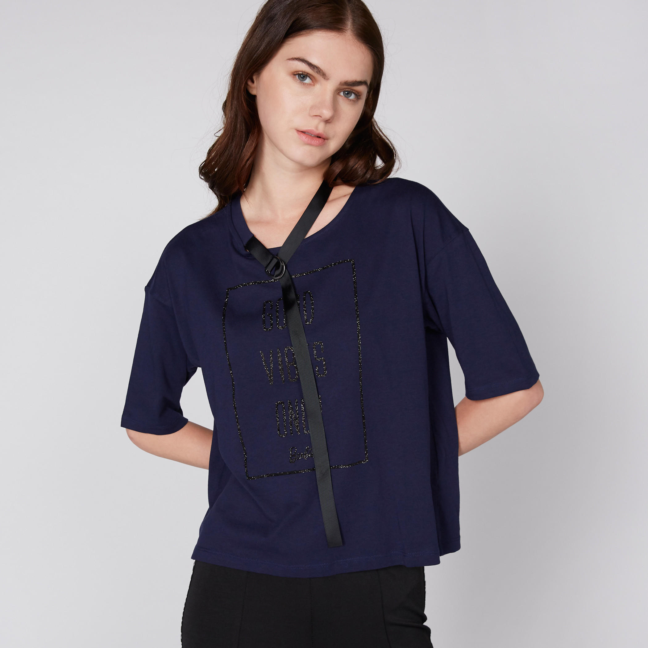تيشيرت بياقة مستديرة وأكمام قصيرة وزخارف باربي-women-clothing-tshirts-image-2