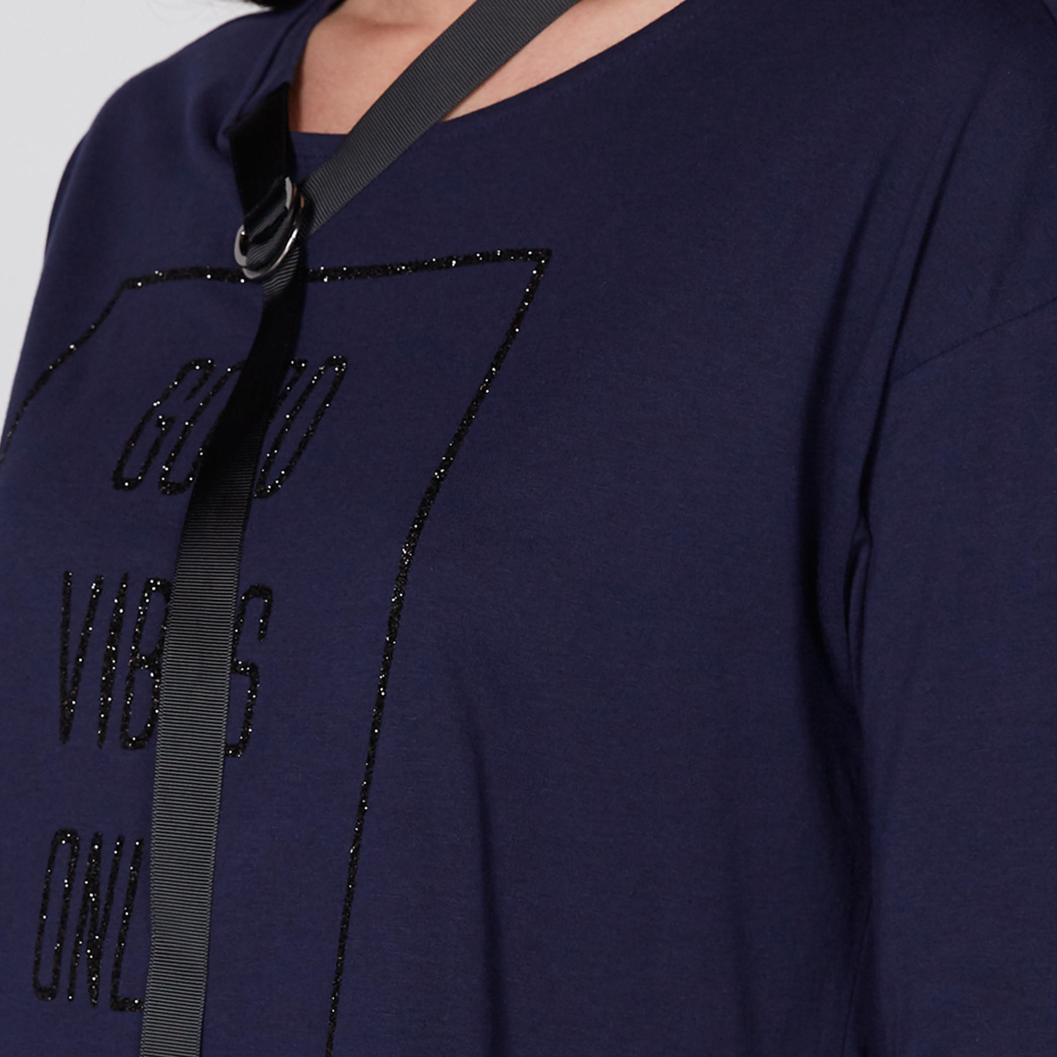 تيشيرت بياقة مستديرة وأكمام قصيرة وزخارف باربي-women-clothing-tshirts-image-3
