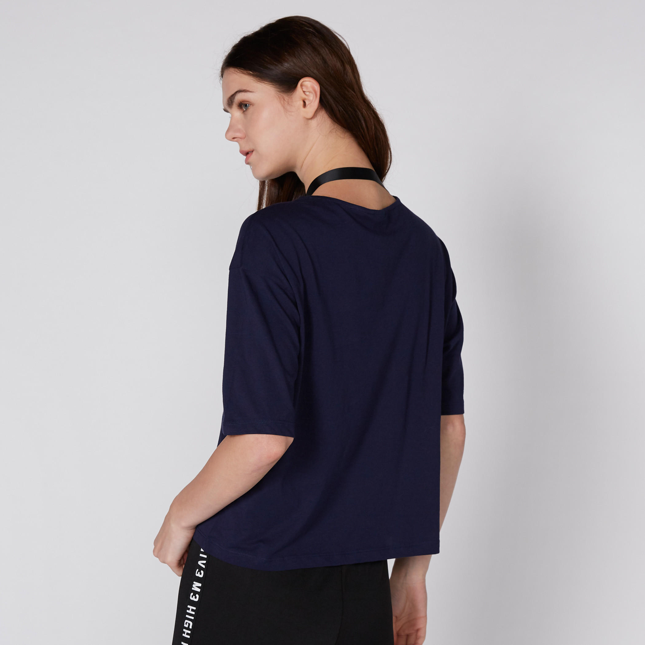 تيشيرت بياقة مستديرة وأكمام قصيرة وزخارف باربي-women-clothing-tshirts-image-4