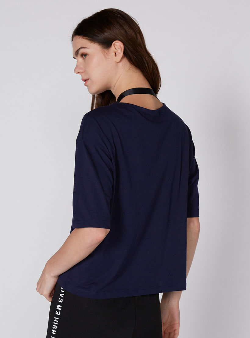 تيشيرت بياقة مستديرة وأكمام قصيرة وزخارف باربي-women-clothing-tshirts-image-4