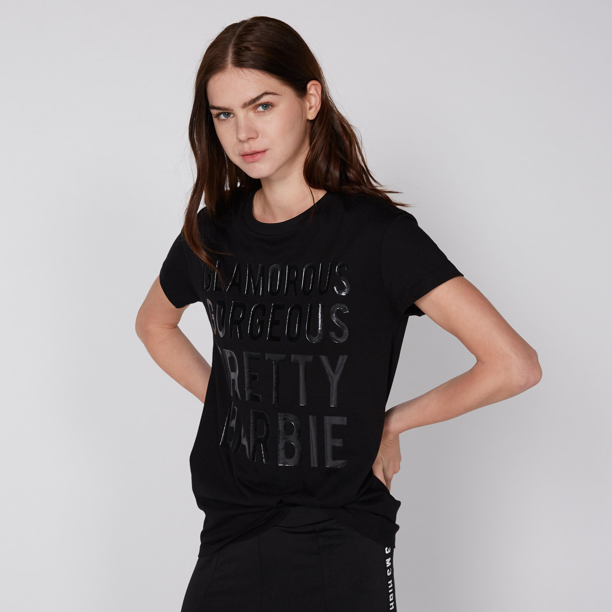 تيشيرت بياقة مستديرة وأكمام قصيرة مع طبعات باربي-women-clothing-tshirts-image-1