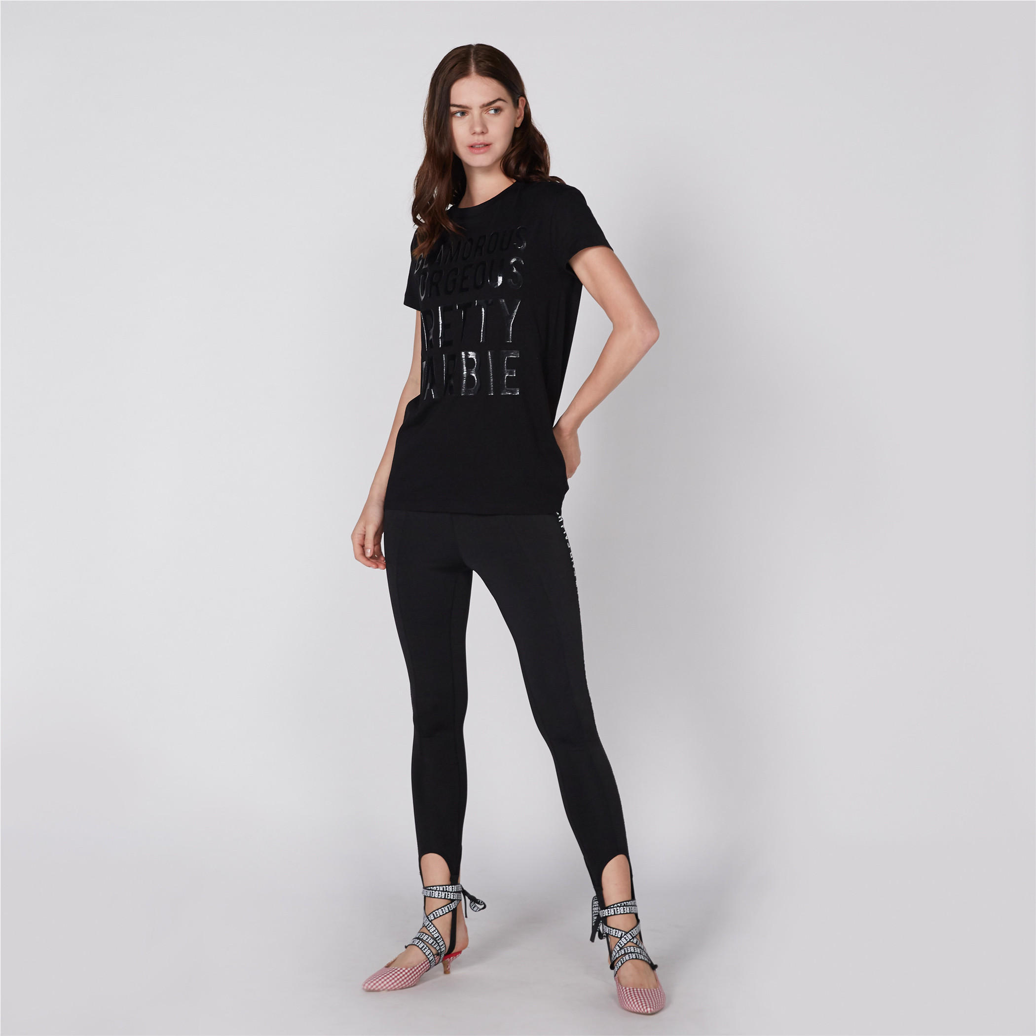 تيشيرت بياقة مستديرة وأكمام قصيرة مع طبعات باربي-women-clothing-tshirts-image-2