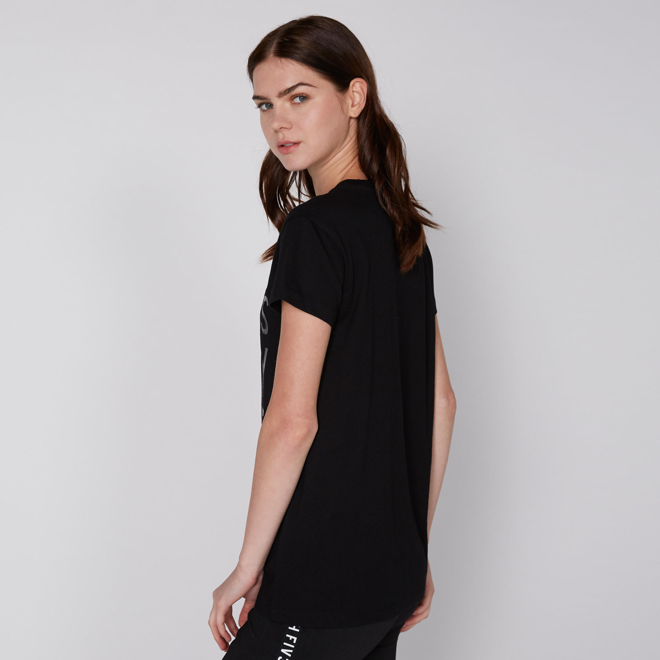تيشيرت بياقة مستديرة وأكمام قصيرة مع طبعات باربي-women-clothing-tshirts-image-4