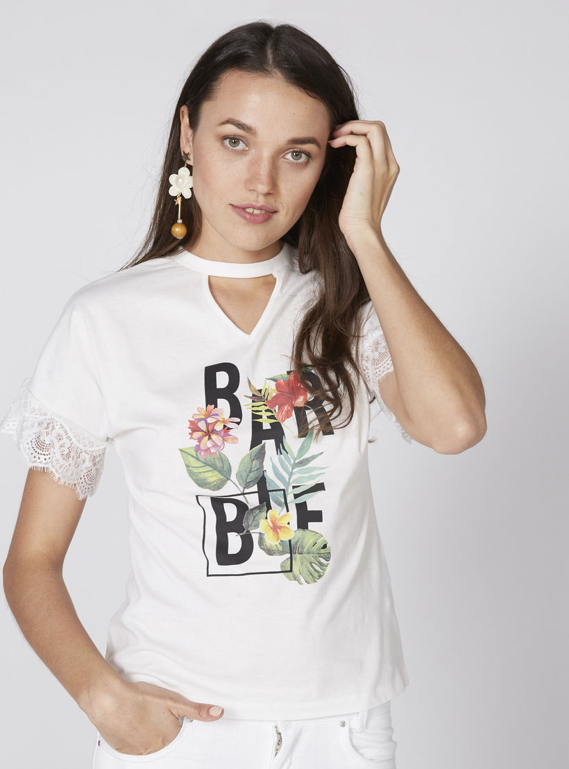 بلوزة بأكمام قصيرة مُزيّنة بالدانتيل مع طبعات باربي-women-clothing-shirtsandblouses-blouses-image-1