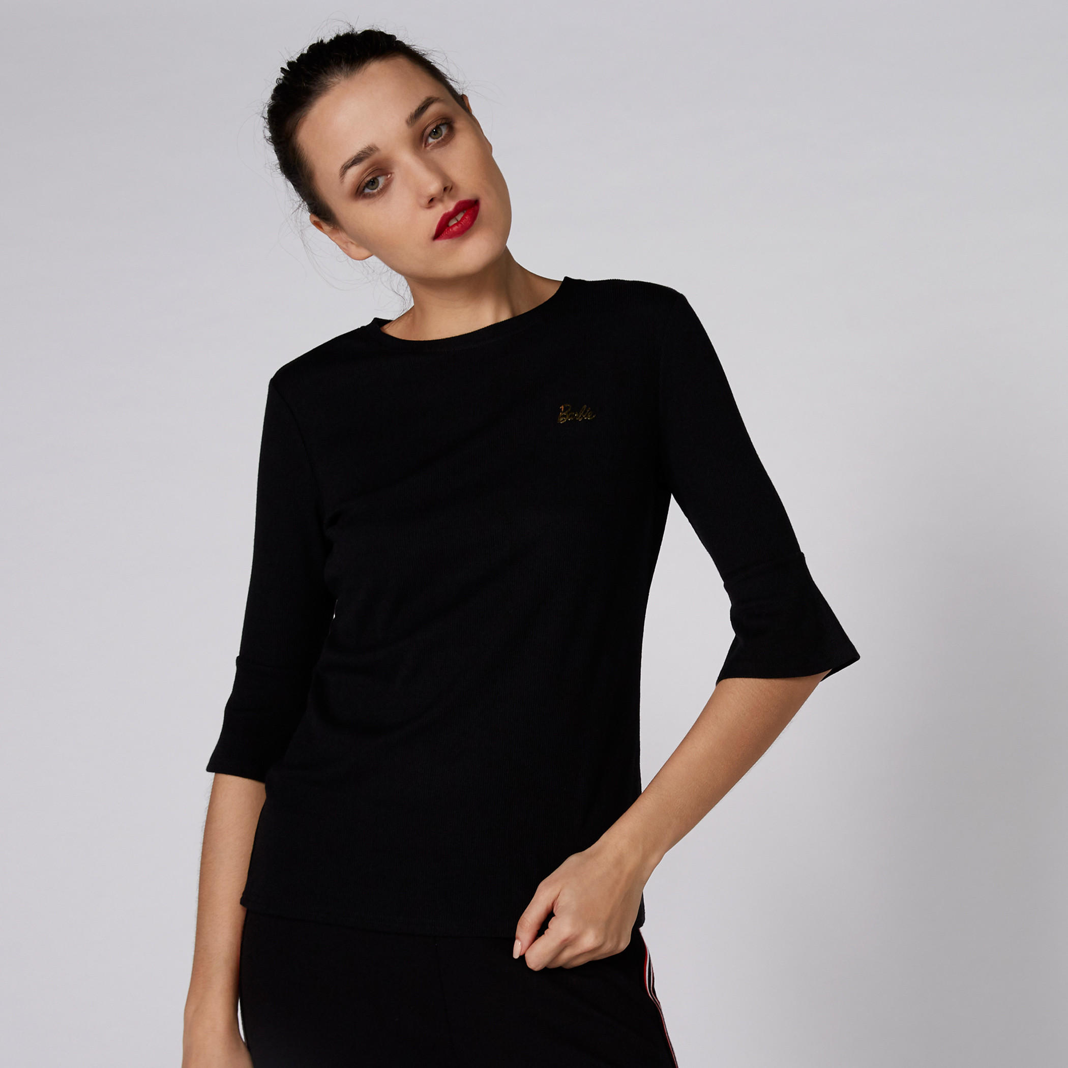 تيشيرت بياقة مستديرة وأكمام قصيرة مزيّن بطبعات باربي-women-clothing-shirtsandblouses-shirts-image-1