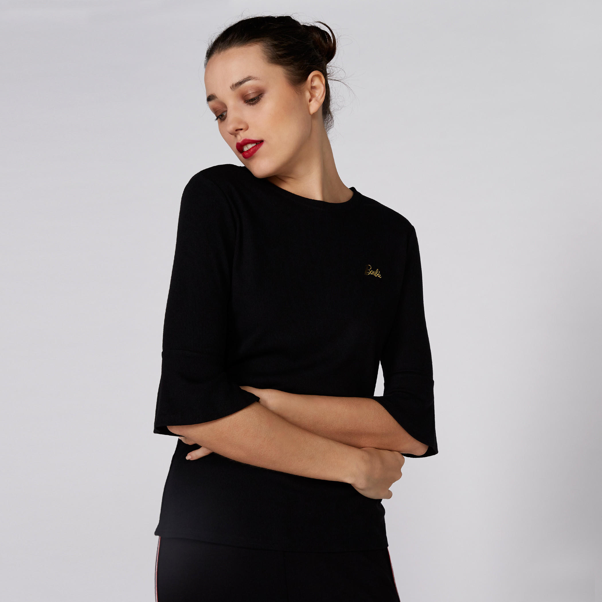 تيشيرت بياقة مستديرة وأكمام قصيرة مزيّن بطبعات باربي-women-clothing-shirtsandblouses-shirts-image-2