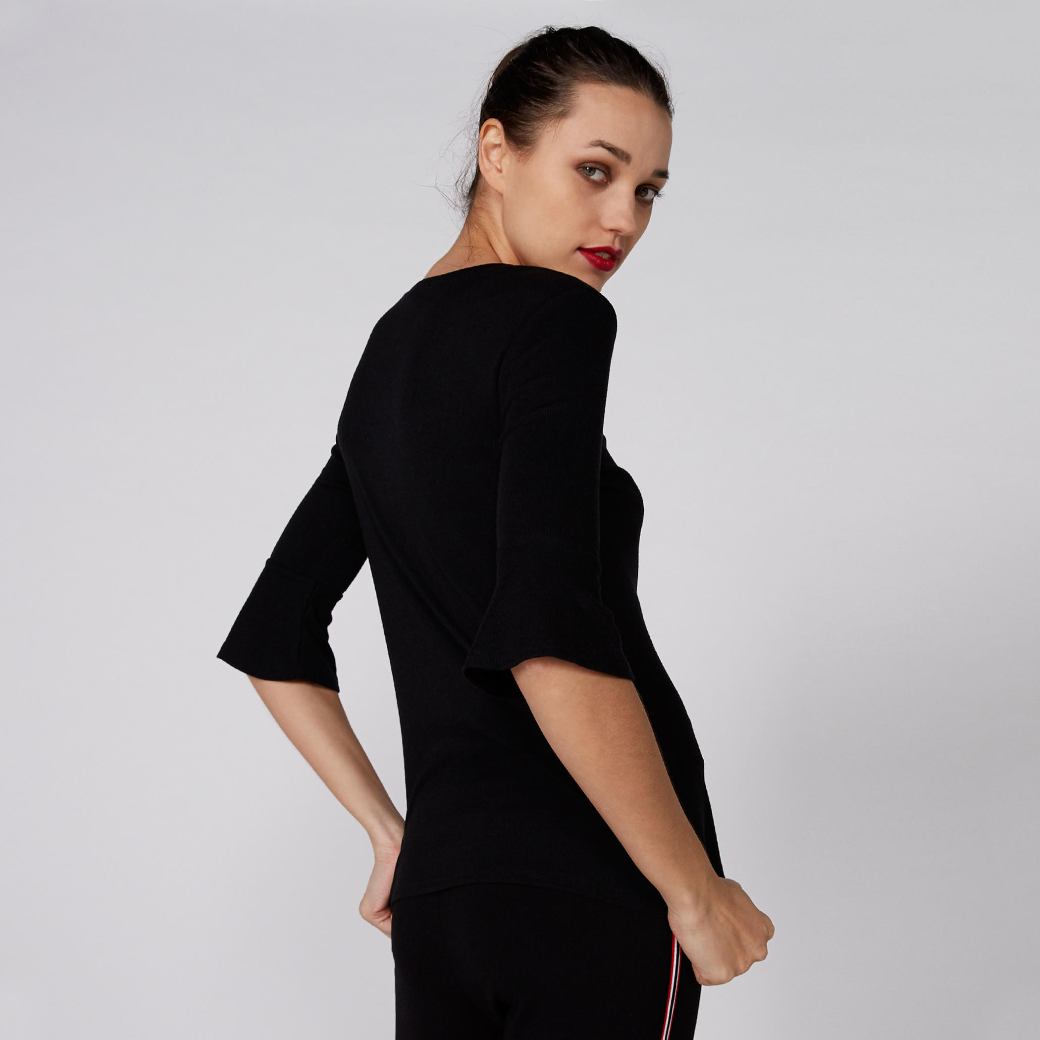 تيشيرت بياقة مستديرة وأكمام قصيرة مزيّن بطبعات باربي-women-clothing-shirtsandblouses-shirts-image-4