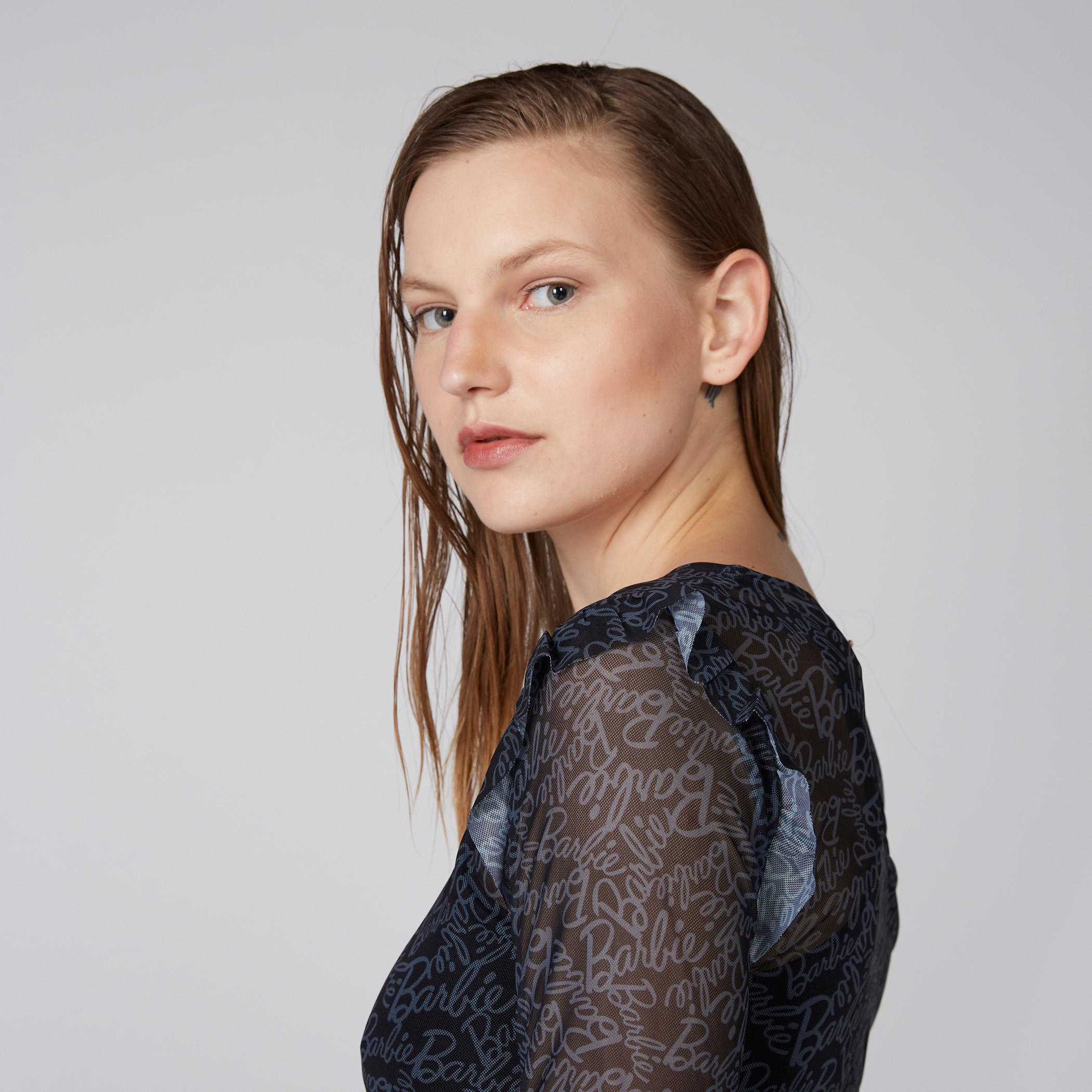 بلوزة بياقة مستديرة وأكمام طويلة وتفاصيل كشكش من باربي-women-clothing-shirtsandblouses-blouses-image-1
