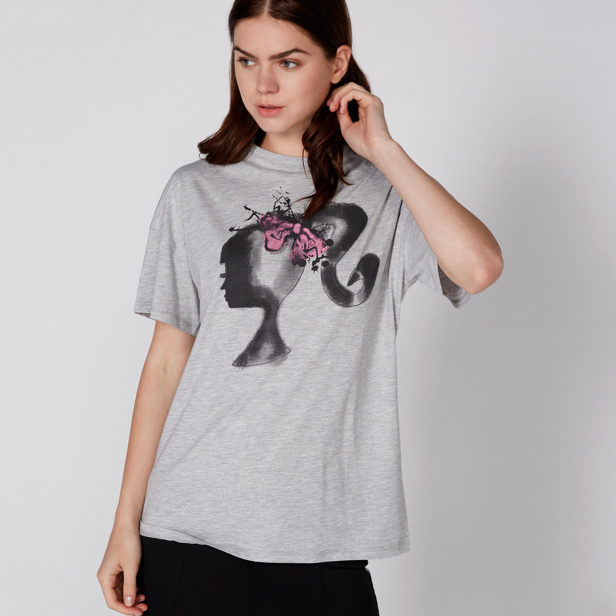 تيشيرت بياقة مستديرة وأكمام قصيرة مع طبعات باربي-women-clothing-tshirts-image-1