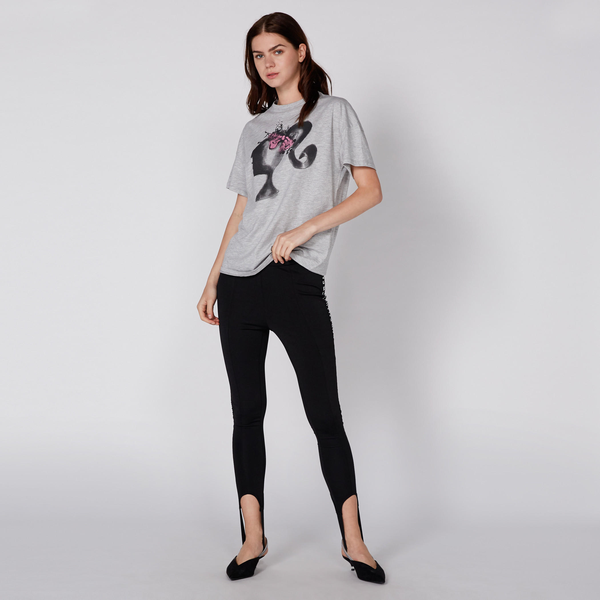تيشيرت بياقة مستديرة وأكمام قصيرة مع طبعات باربي-women-clothing-tshirts-image-2
