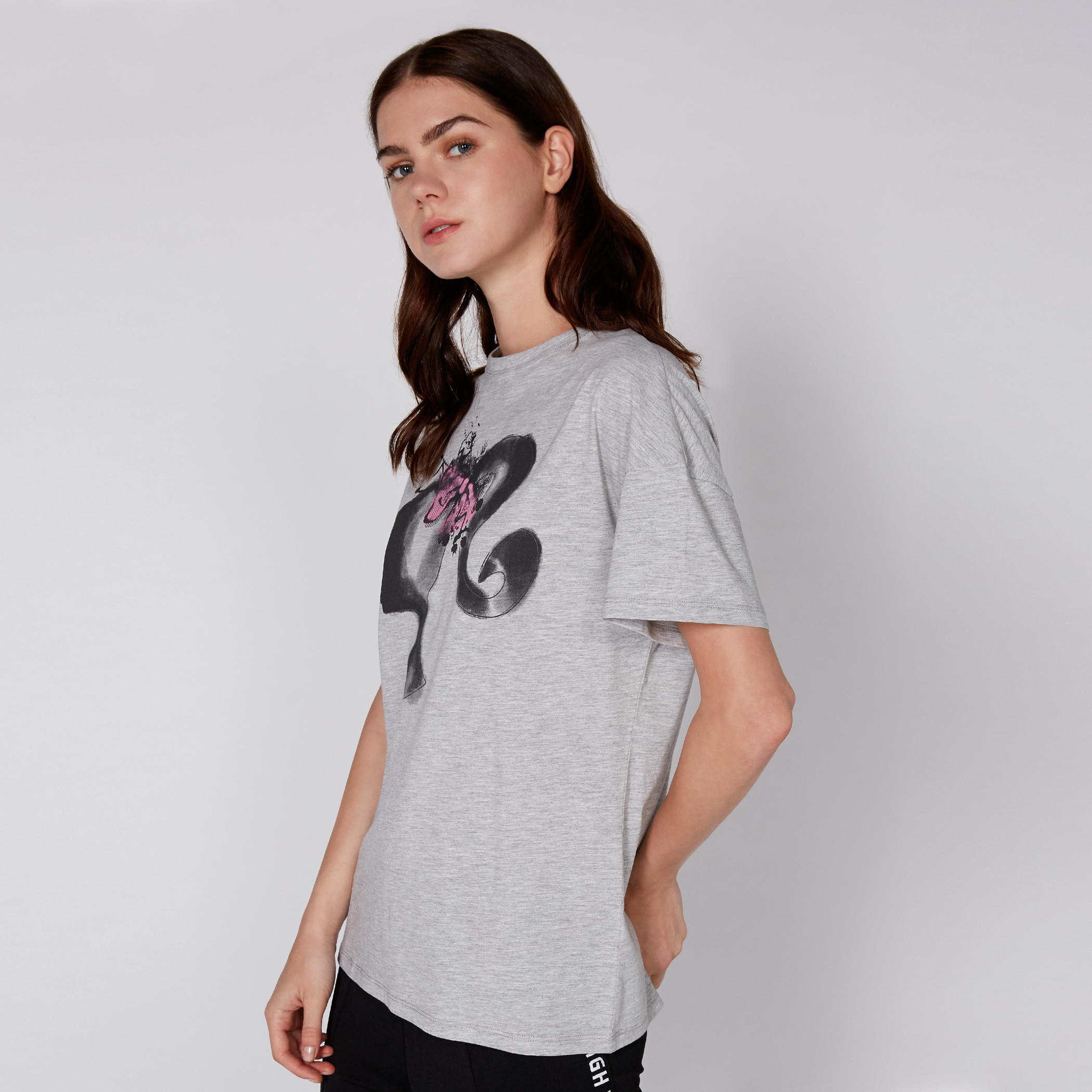 تيشيرت بياقة مستديرة وأكمام قصيرة مع طبعات باربي-women-clothing-tshirts-image-3