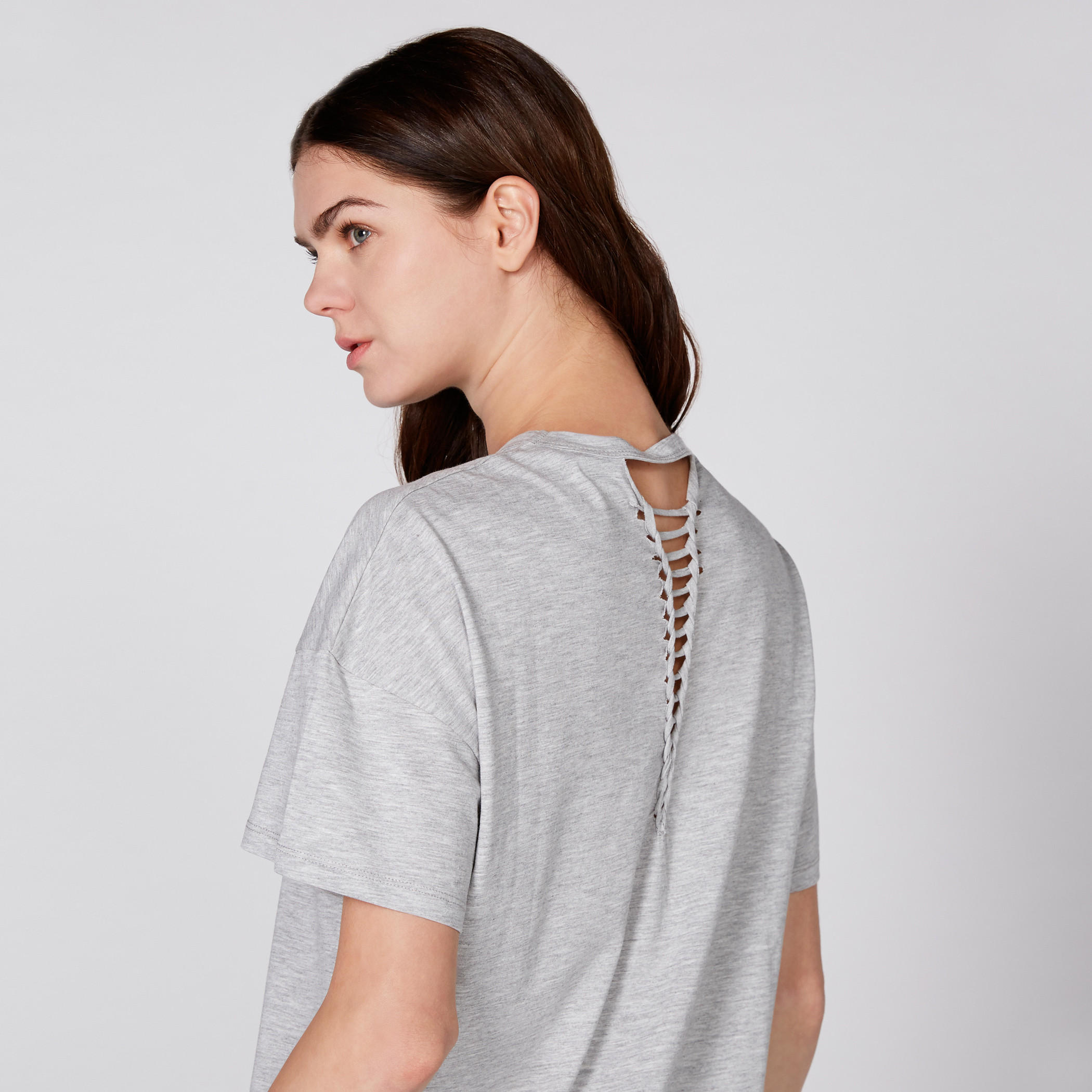 تيشيرت بياقة مستديرة وأكمام قصيرة مع طبعات باربي-women-clothing-tshirts-image-4